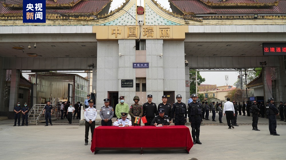 缅甸于3月31日将352名中国籍电信网路诈骗集团犯罪嫌疑人移交中方。（图／取自央视新闻）
