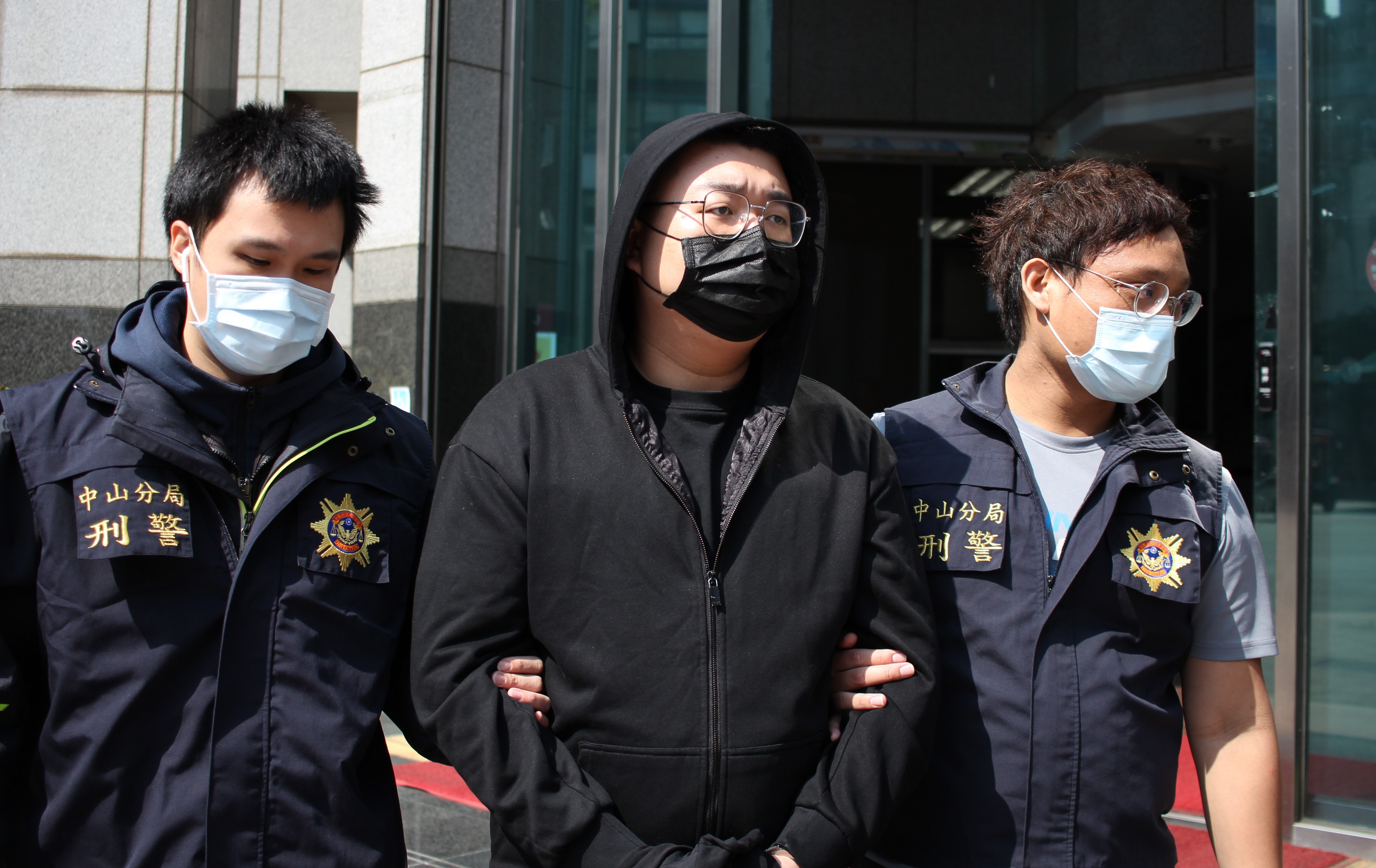 警方询后依杀人未遂罪嫌将林男（中）移送台北地检署侦办。记者李隆揆／摄影