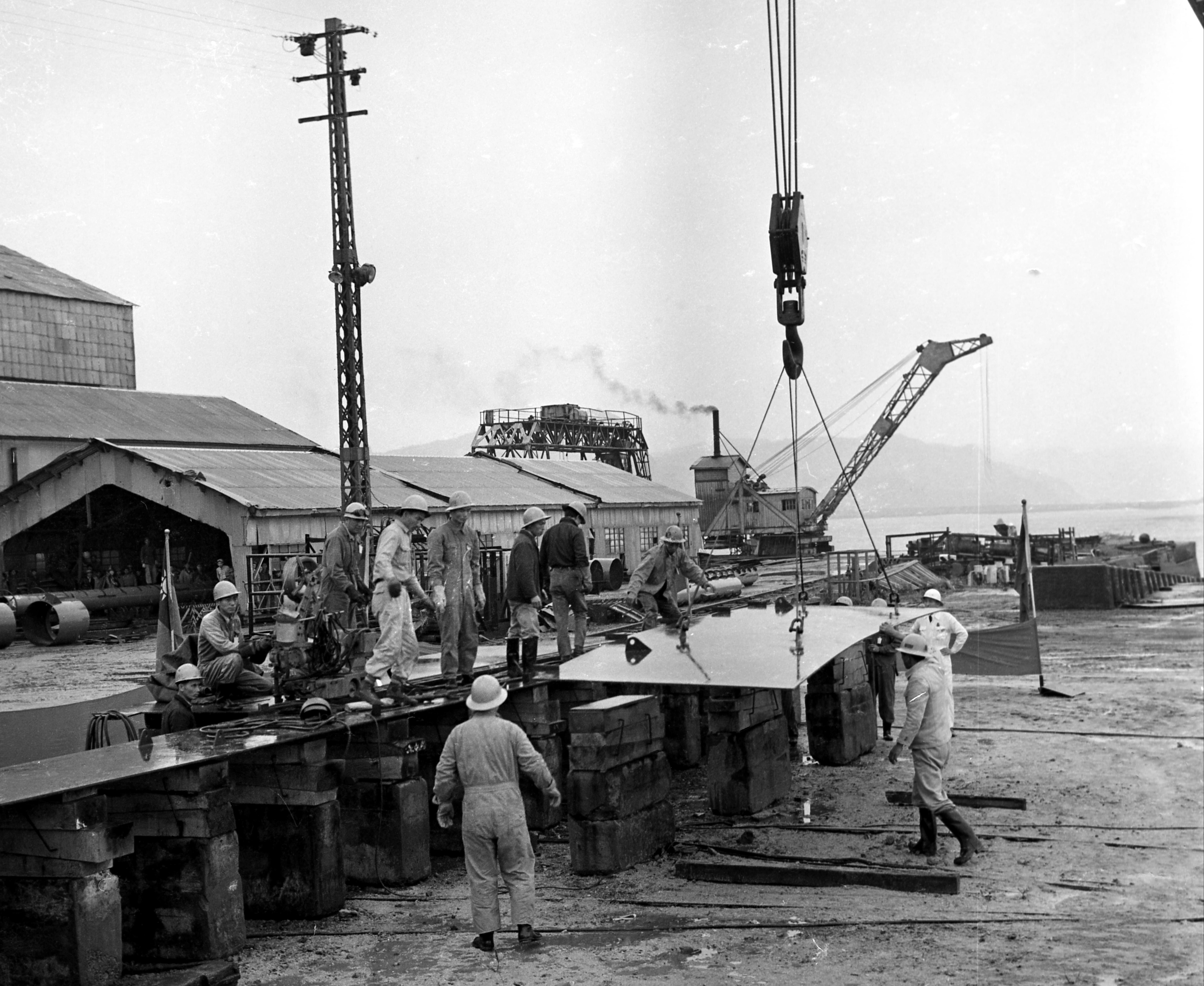 1960年4月2日，招商局轮船公司向殷台公司订造的两艘2500吨油轮在基隆和平岛举行龙骨安放典礼。图／联合报系资料照片