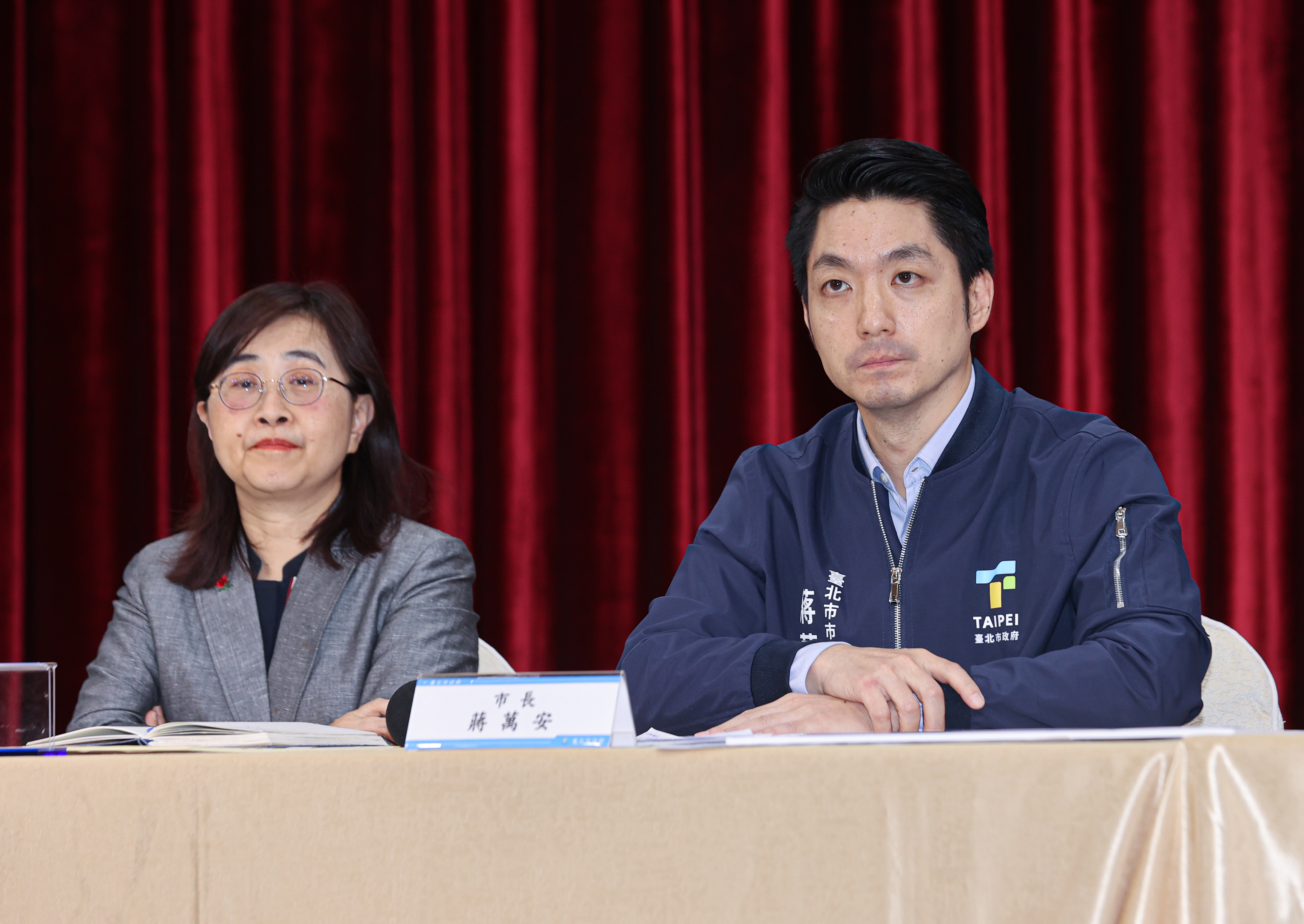 台北市政府下午举行宝林食物中毒案后续进度记者会，市长蒋万安（右）主持会议，并邀请副市长林奕华（左）多位部门代表及专家出席。记者曾原信／摄影