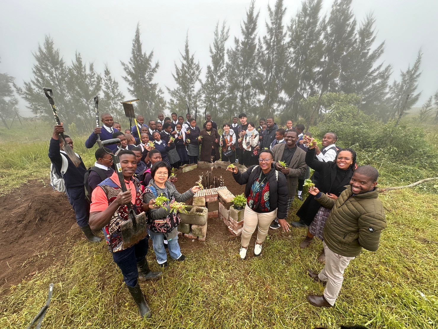 长荣大学连续3年在非洲Hawane中学开办「台湾经验非洲实践Keyhole Garden工作坊」。图／校方提供