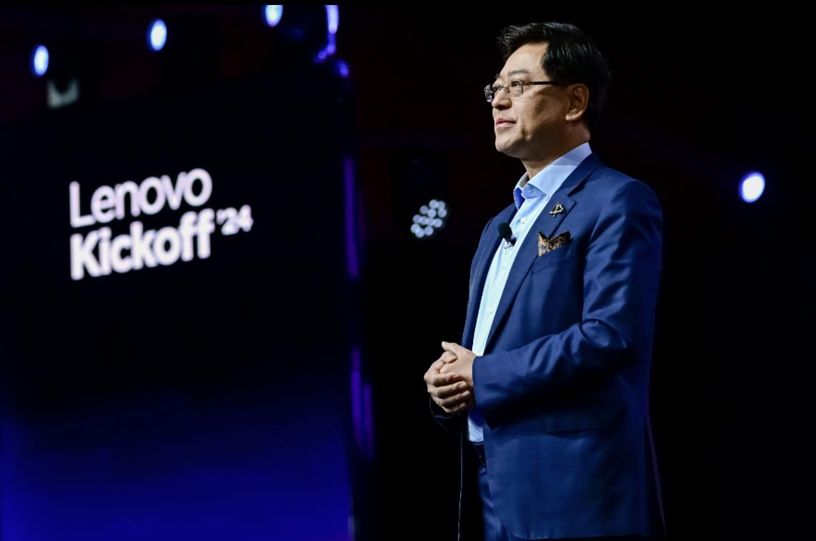 联想集团董事长兼CEO杨元庆1日在2024/25财年誓师大会上宣布公司未来十年的新使命是要引领人工智慧变革。图取自财经网