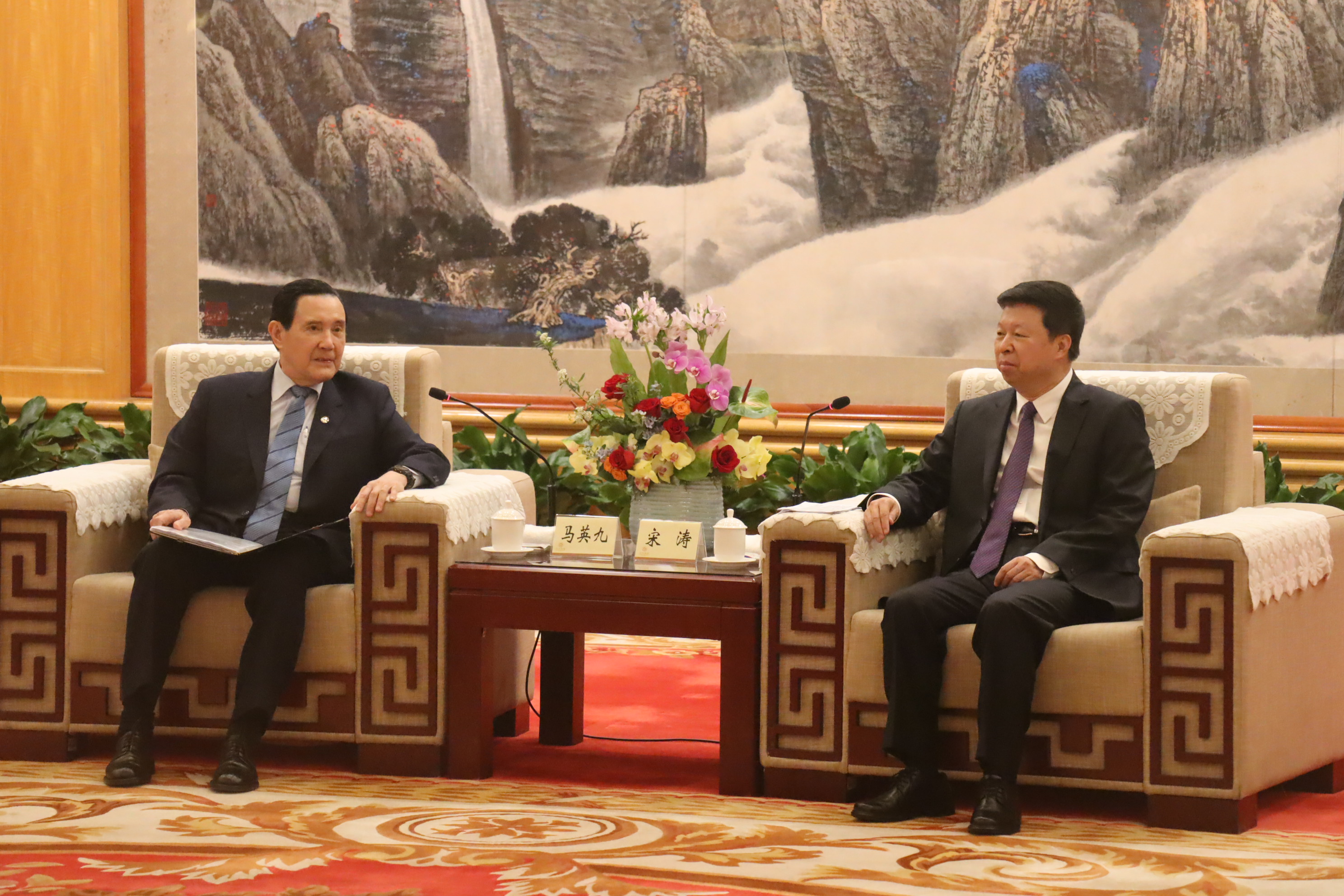 前总统马英九（左）1日晚间在五洲宾馆深圳厅与大陆国台办主任宋涛会面。（记者廖士锋／摄影）