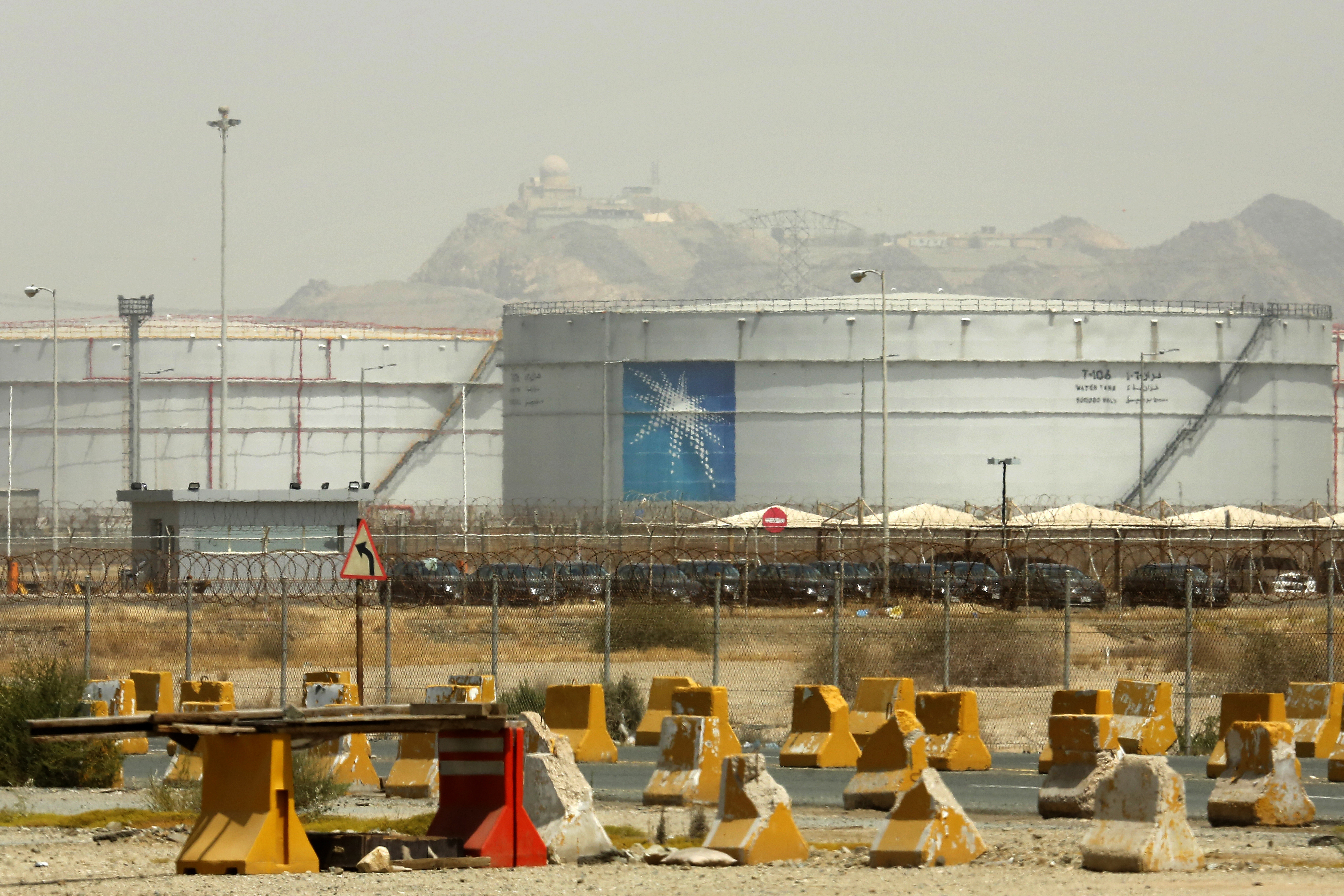 业界消息人士透露，中东基准油价的溢价扩大， 显示原油供给转紧，沙乌地阿拉伯可能会调升5月销往亚洲的油价。美联社