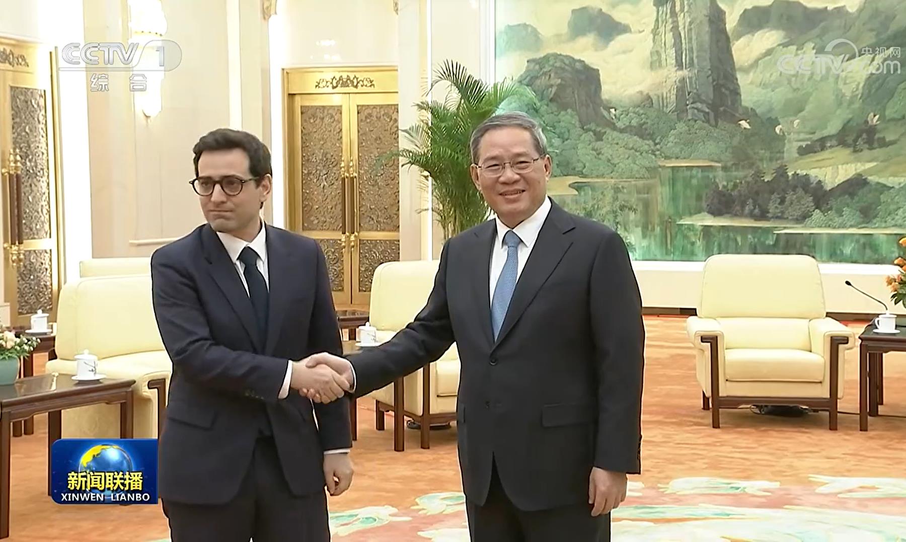 大陆国务院总理李强（右）会见法国外长塞儒内。取自央视
