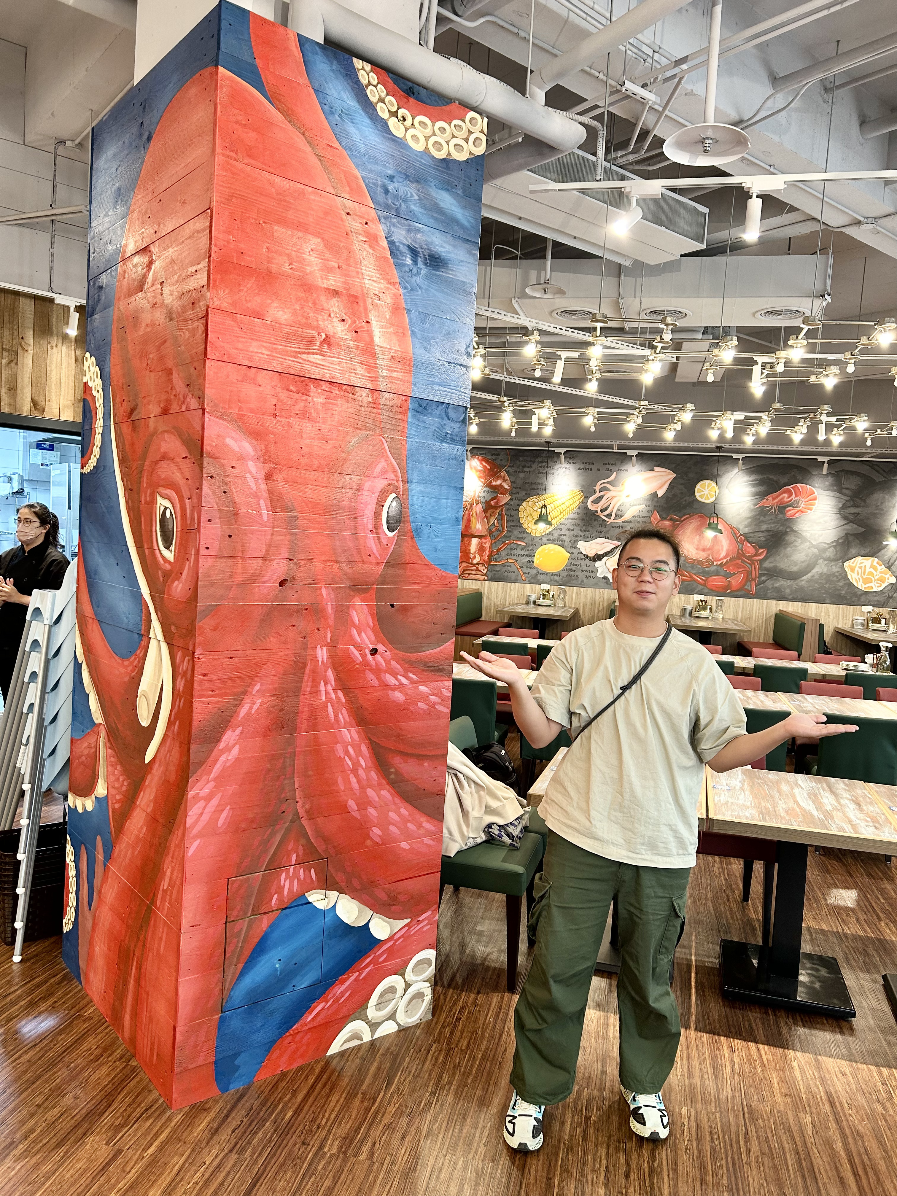 台湾壁画家谢松志绘制栩栩如生的海底生物，带给顾客视觉上的飨宴。记者宋健生/摄影