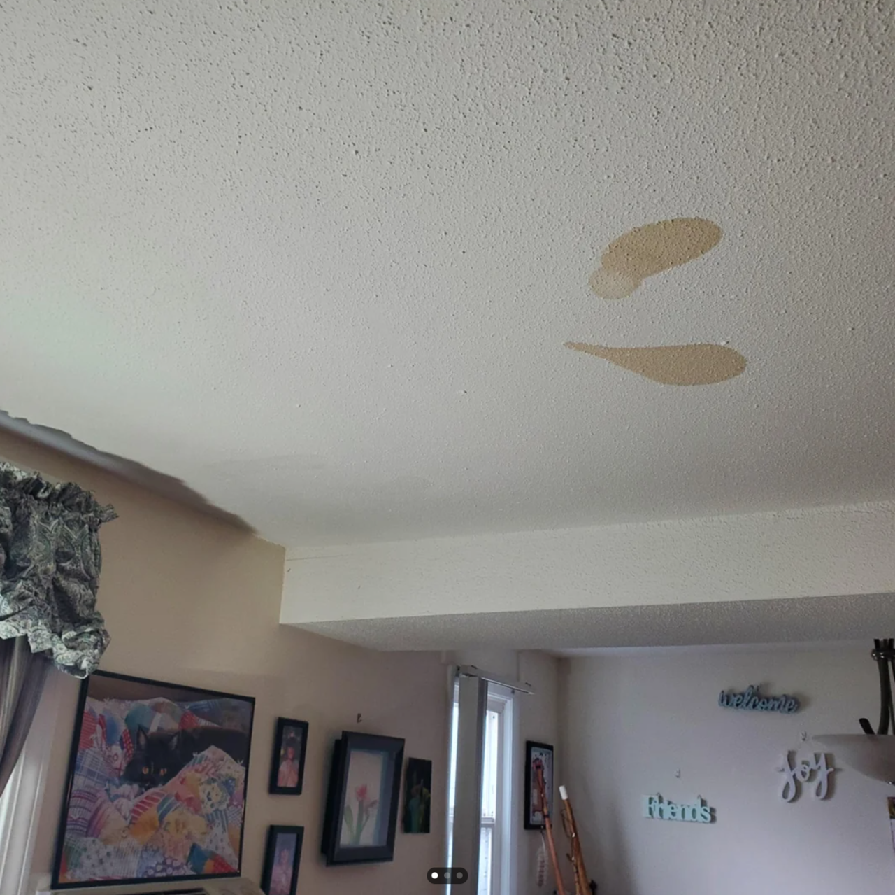 一名网友指出租屋处天花板上出现两片大小差不多的淡咖啡污渍，尽管已请人重新上漆，但过几天后又再出现，还会移动到不同位置。图撷自Reddit