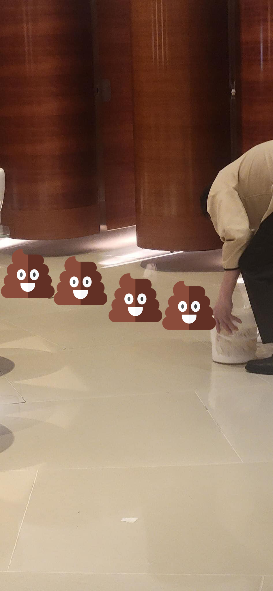 有网友在社交平台分享照片，指有人在香港金钟某商场的洗手间厕格外留下疑似粪便。图／取自脸书