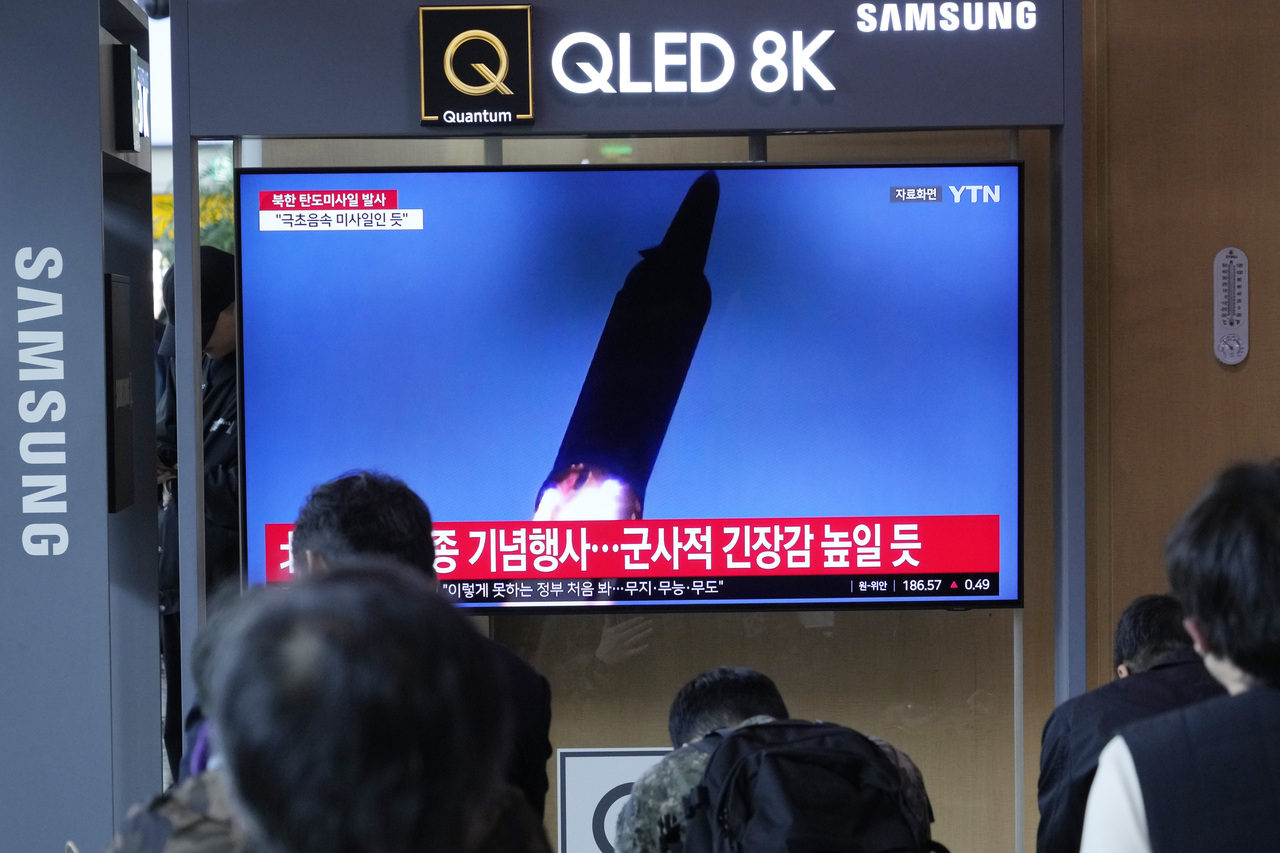 北韩今早向东海发射一枚弹道飞弹，南韩总统尹锡悦在国务会议上批评，平壤当局意图以这类挑衅影响下周的南韩国会选举，指示军方防范后续可能进行的类似军事行动。图为4月2日，新闻节目播出了朝鲜在南韩首尔火车站发射导弹的图片。美联社
