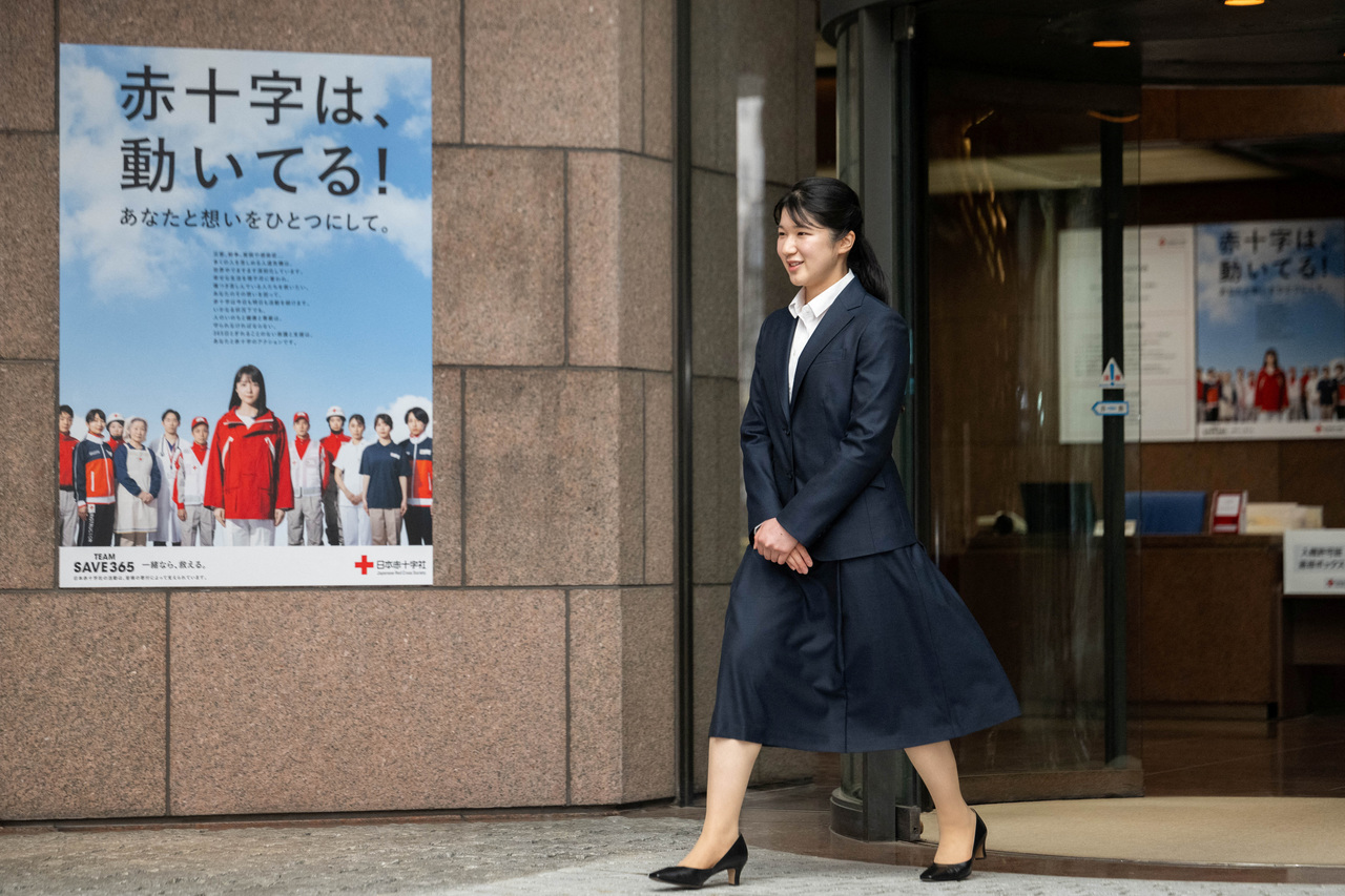 日本皇室爱子公主4月起开始在红十字会上班，第一周上满5天还加班。路透