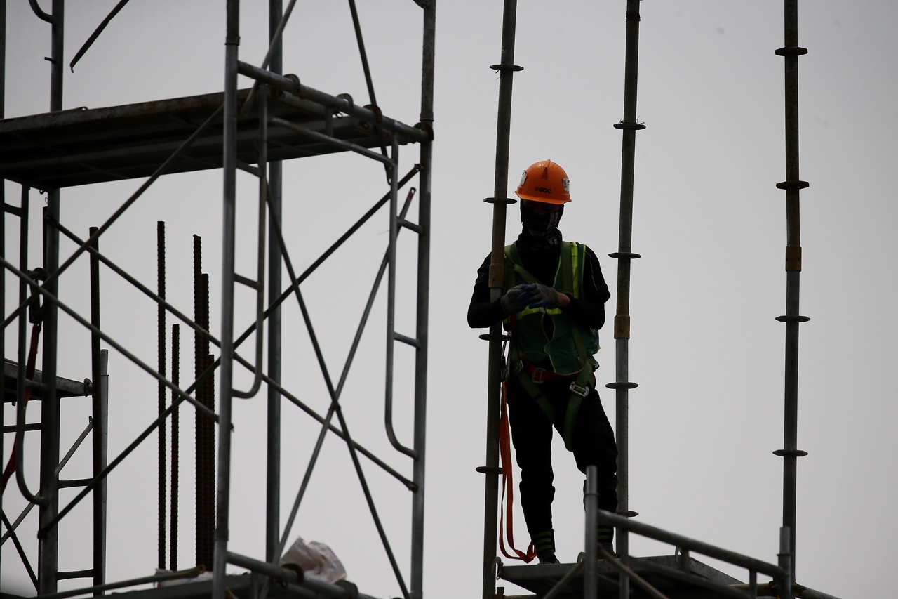 图为4月1日，一名工人在越南河内的一个建筑工地工作。欧新社