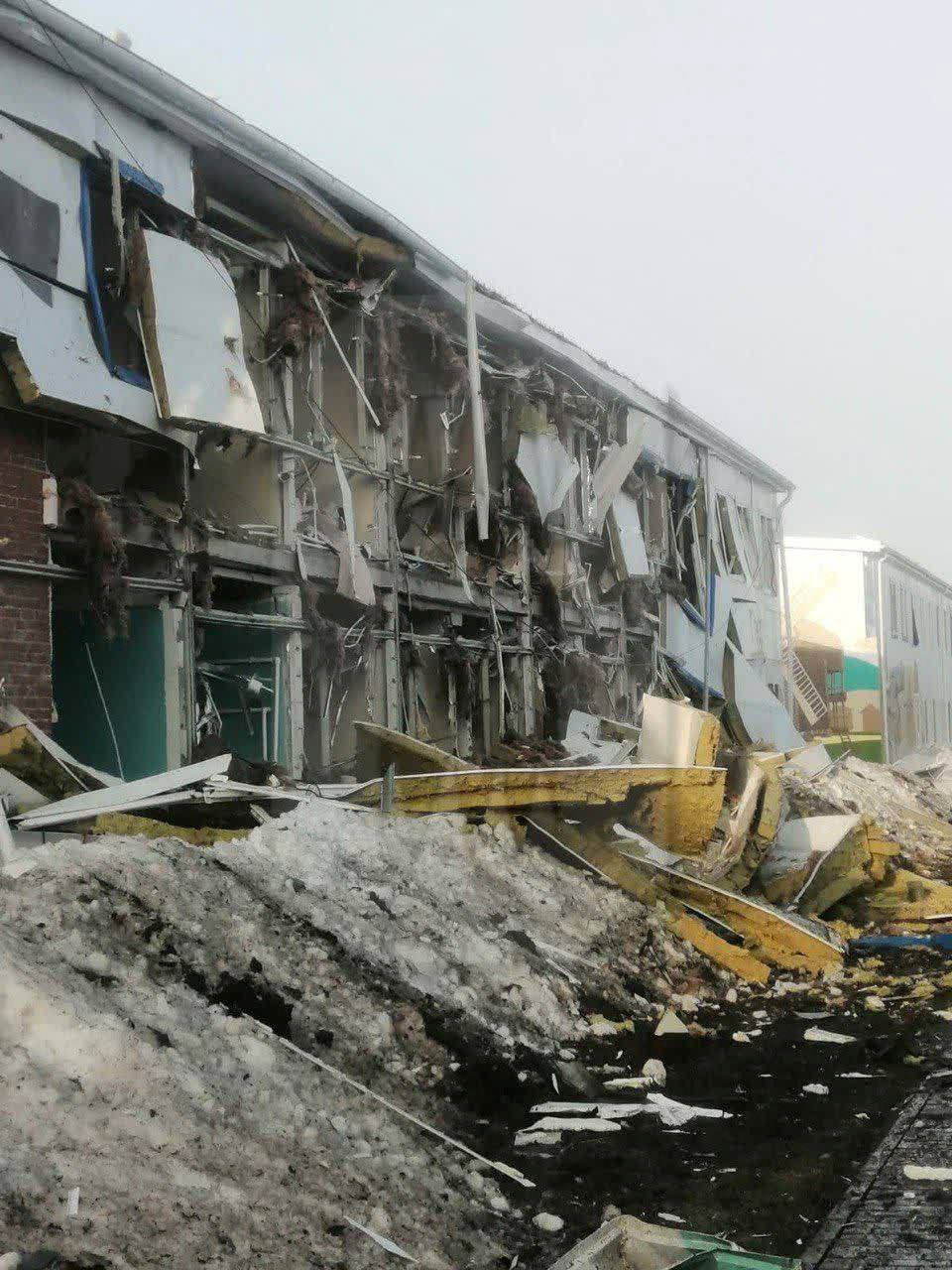 俄罗斯官员表示，俄国中部鞑靼自治共和国2处工业区今晨遭无人机攻击。图为鞑靼斯坦共和国叶拉布加遭到乌克兰无人机袭击后受损的建筑物。路透