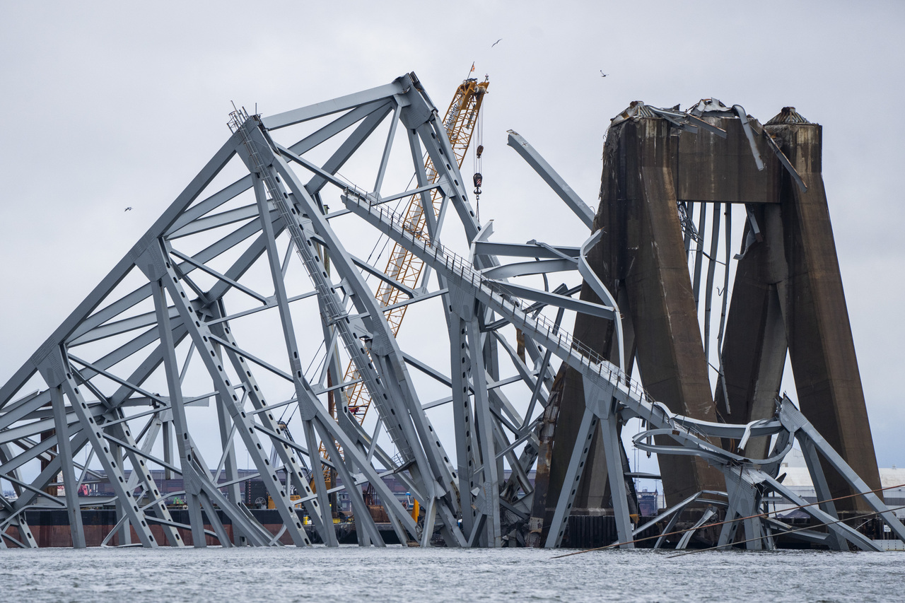 美国巴尔的摩「凯伊桥」遭失控货轮撞击坍塌，监督清理行动的当局今晚表示，1艘推动燃料驳船的拖船成为首艘驶过凯伊桥旁临时航道的船只。美联社