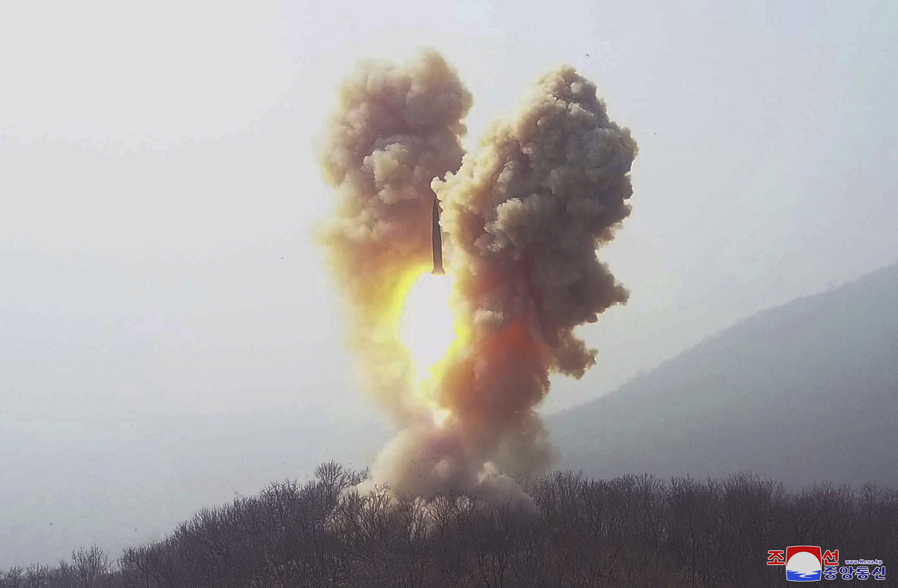 南韩联合参谋本部表示，北韩2日朝日本海发射一枚中程弹道飞弹。图为北韩3月18日朝东海发射一枚弹道飞弹。美联社