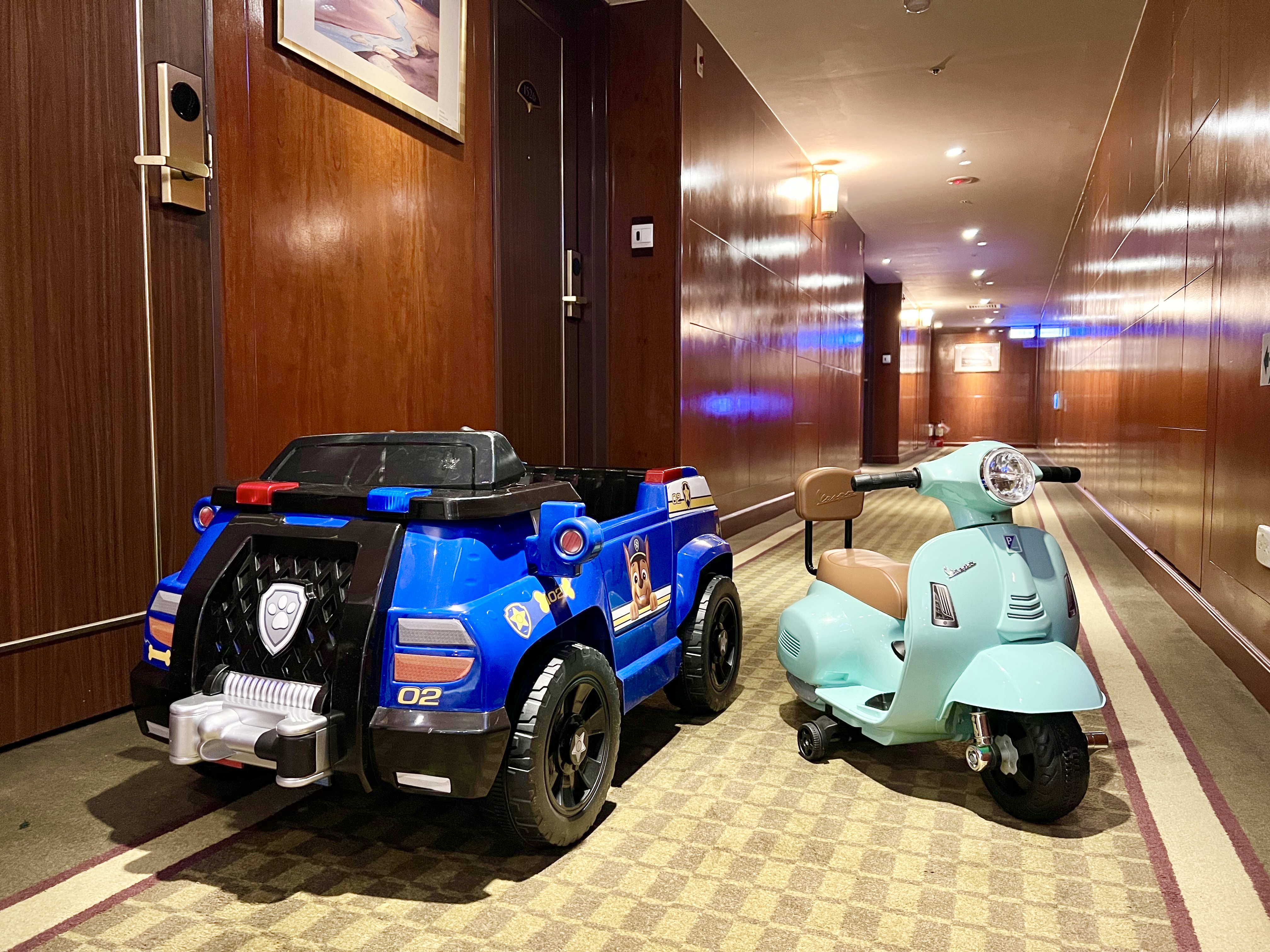 迎接儿童月，台中长荣桂冠酒店推出住房送电动玩具车，吸引亲子客目光。长荣桂冠酒店提供