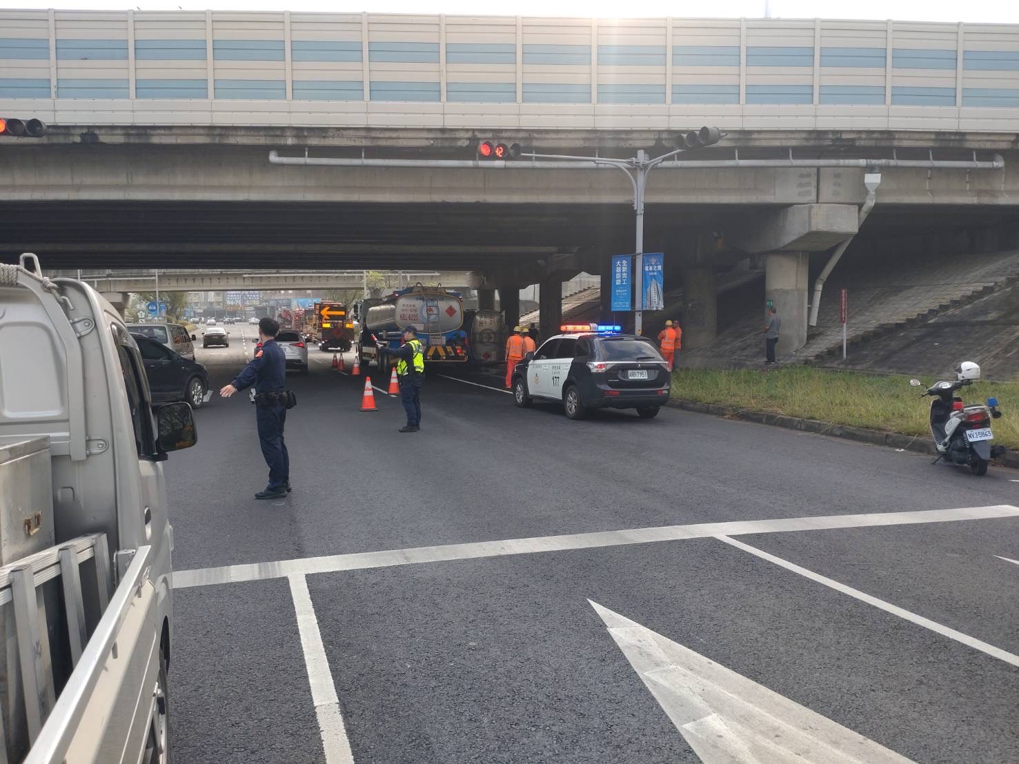 国道1号中山高速公路彰化交流道今天早上6点半一辆油罐车翻覆，警方到场戒备。图／读者提供