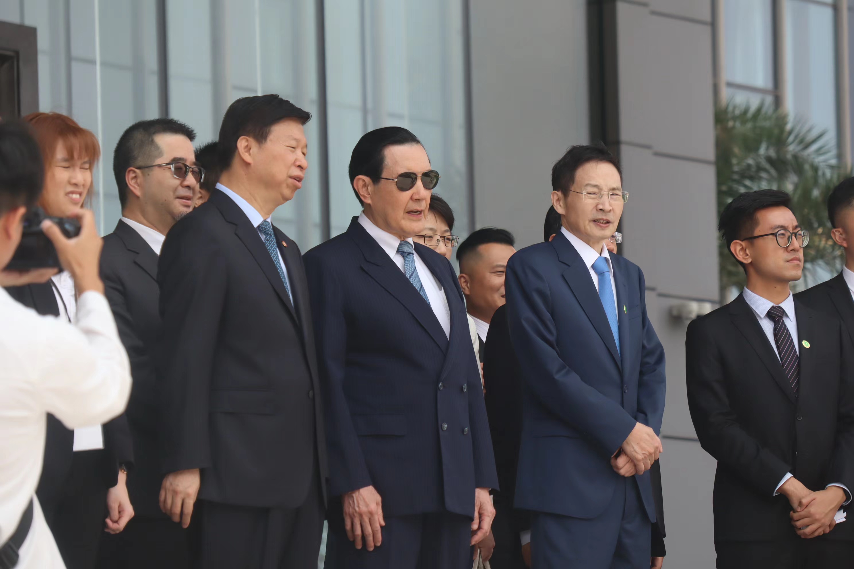 前总统马英九（右3）2日上午在大陆国台办主任宋涛（右4）陪同下，参观比亚迪公司，图为观看仰望U8技术演出。（记者廖士锋／摄影）