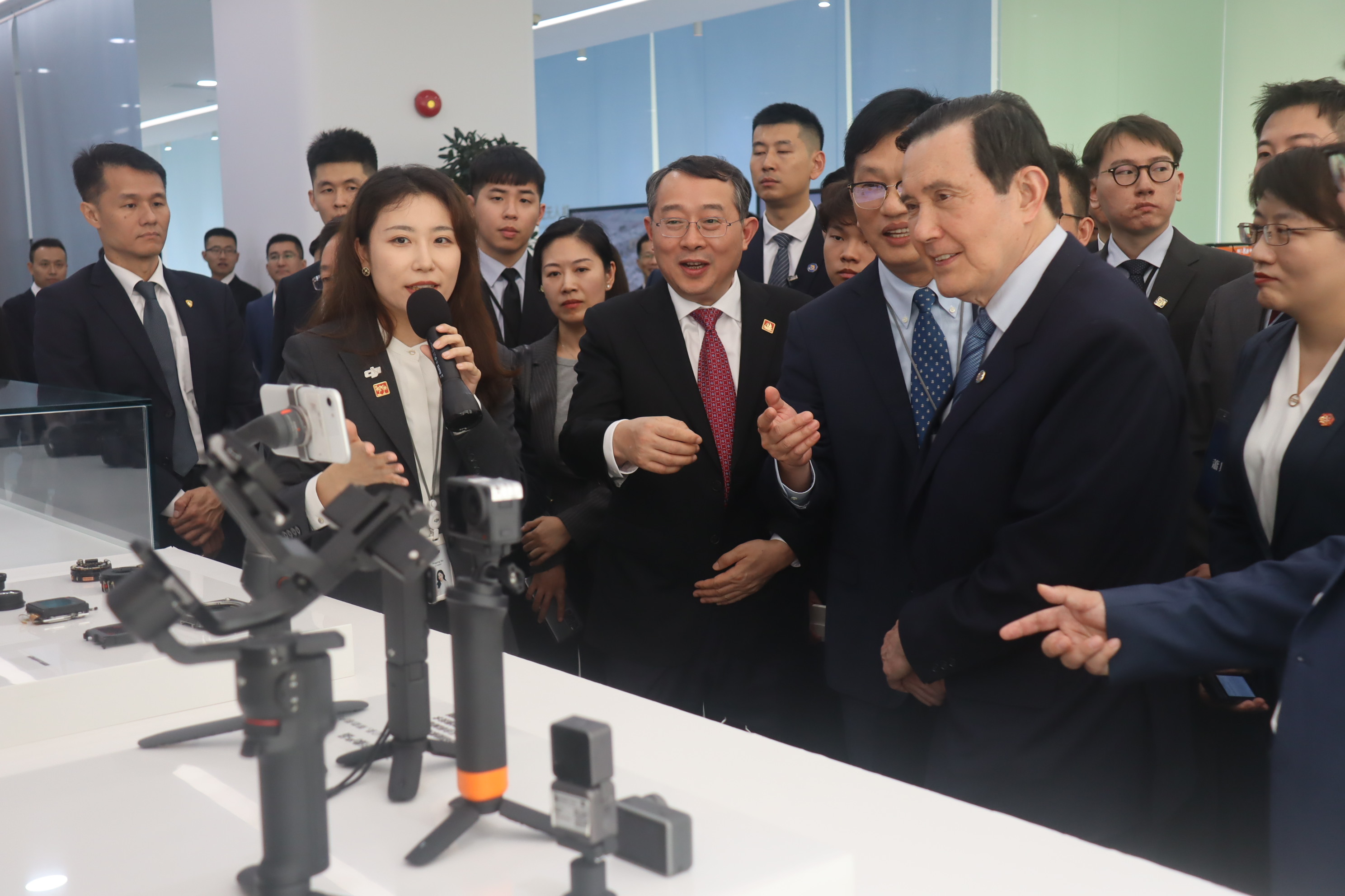 前总统马英九（右）1日参访深圳无人机大厂大疆公司。记者廖士锋／摄影