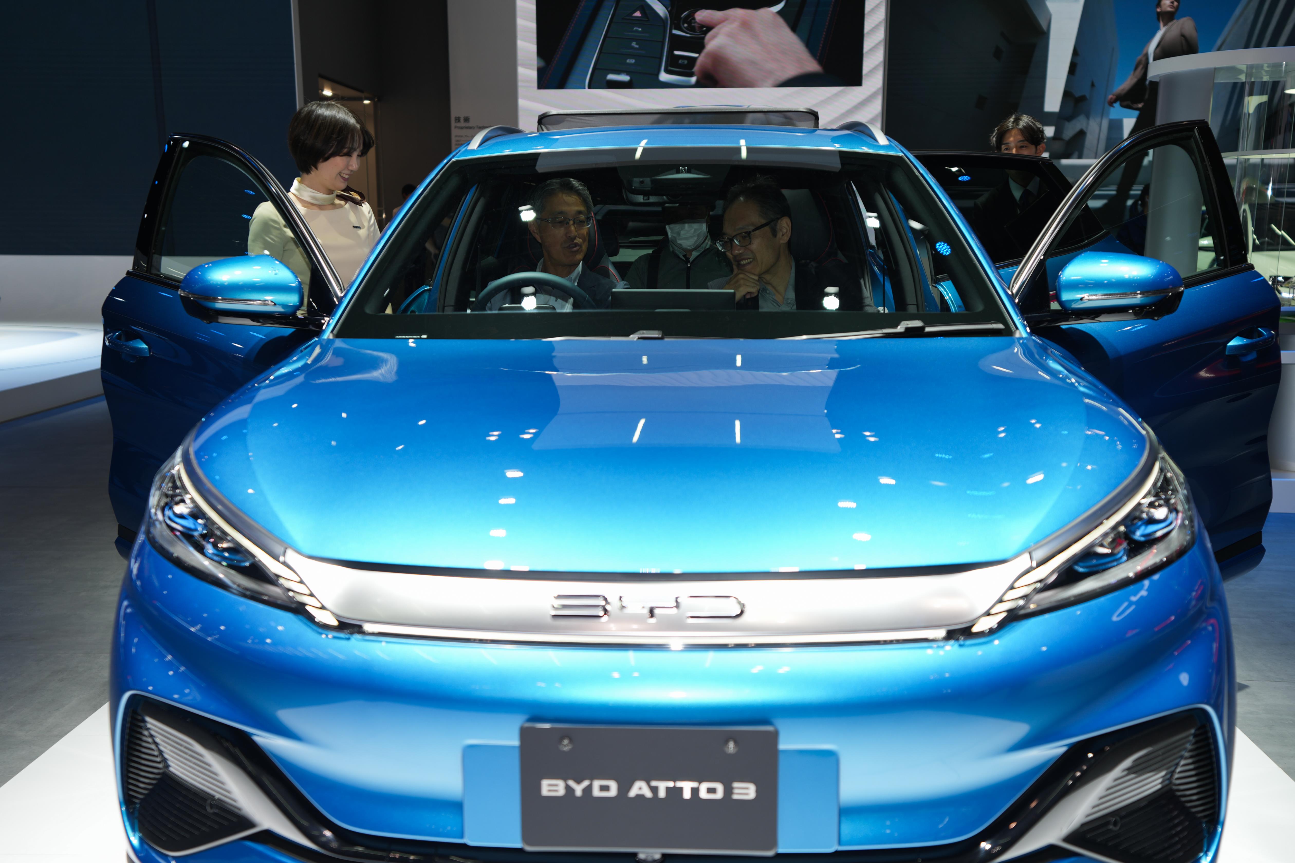 比亚迪已经是目前全球电动车销量之冠，图为比亚迪去年10月在东京车展展示的新能源汽车。（新华社）