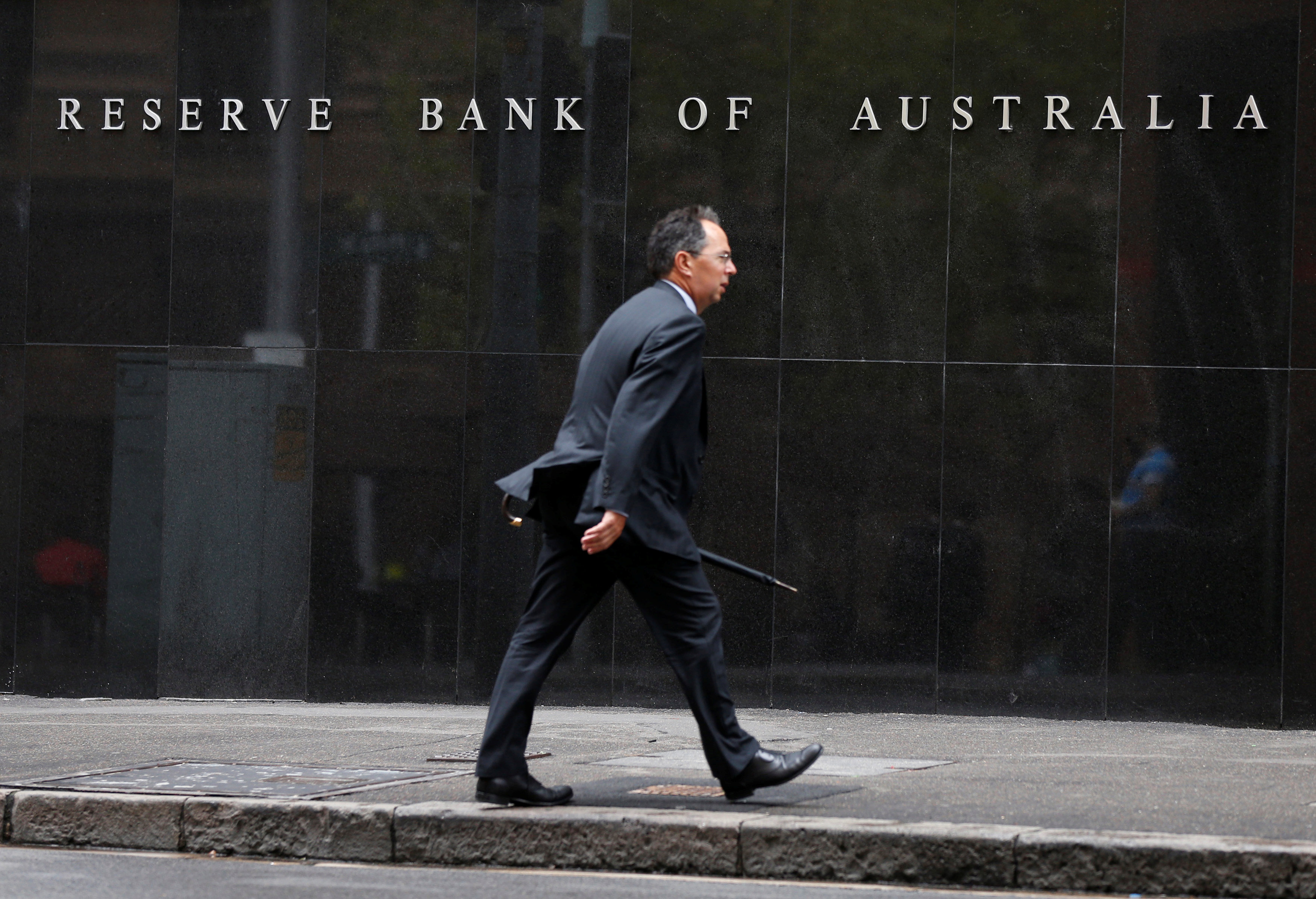 澳洲央行将把提供流动性给银行体系的方式改为「充裕准备金」机制,，加入其他央行在「后紧缩时代」调整货币政策执行方式的行列。路透