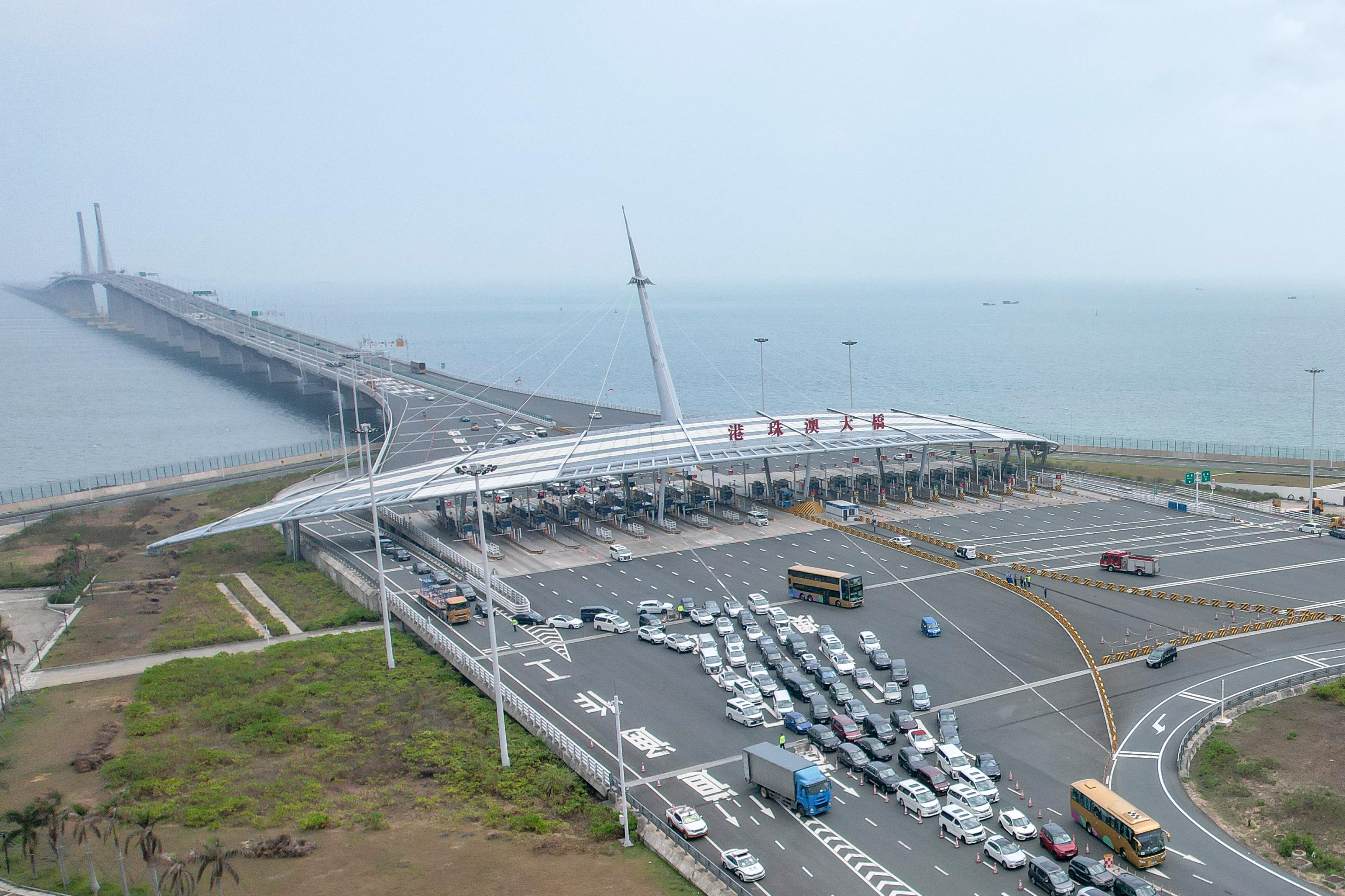 港珠澳大桥如今已成为连接粤港澳的重要通道。（中新社）