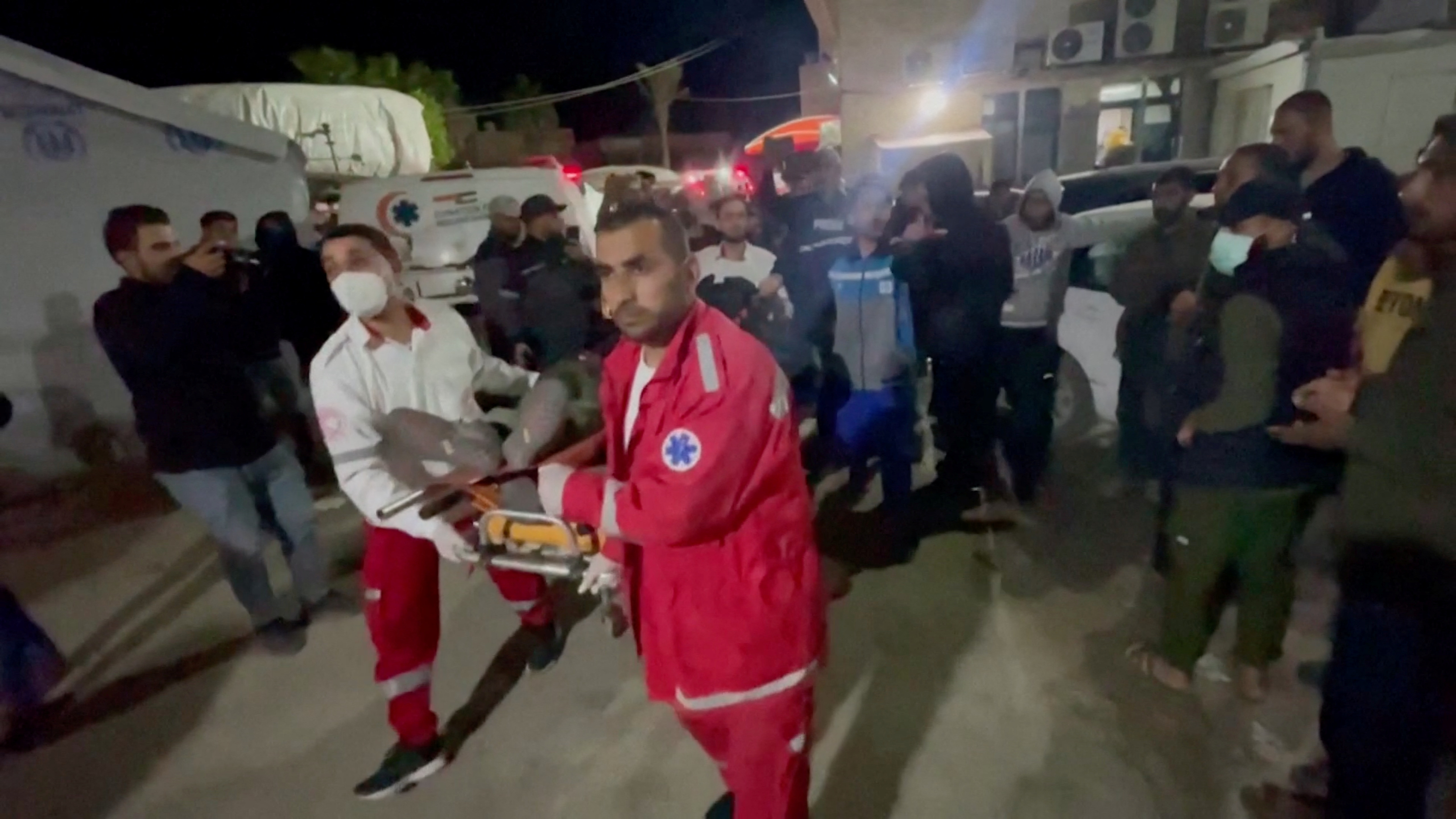 哈玛斯旗下媒体办公室1日稍晚表示，以色列空袭加萨中部城市迪尔巴拉，造成非营利组织「世界中央厨房」至少5名员工丧生，图中担架抬的是1名死者遗体。路透
