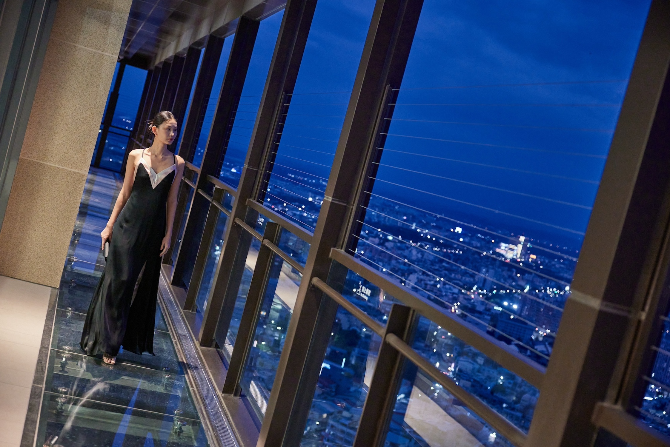 嘉义福容voco酒店32楼设有观景台Skyline，可从高空俯瞰嘉义市夜景。图/福容大饭店提供