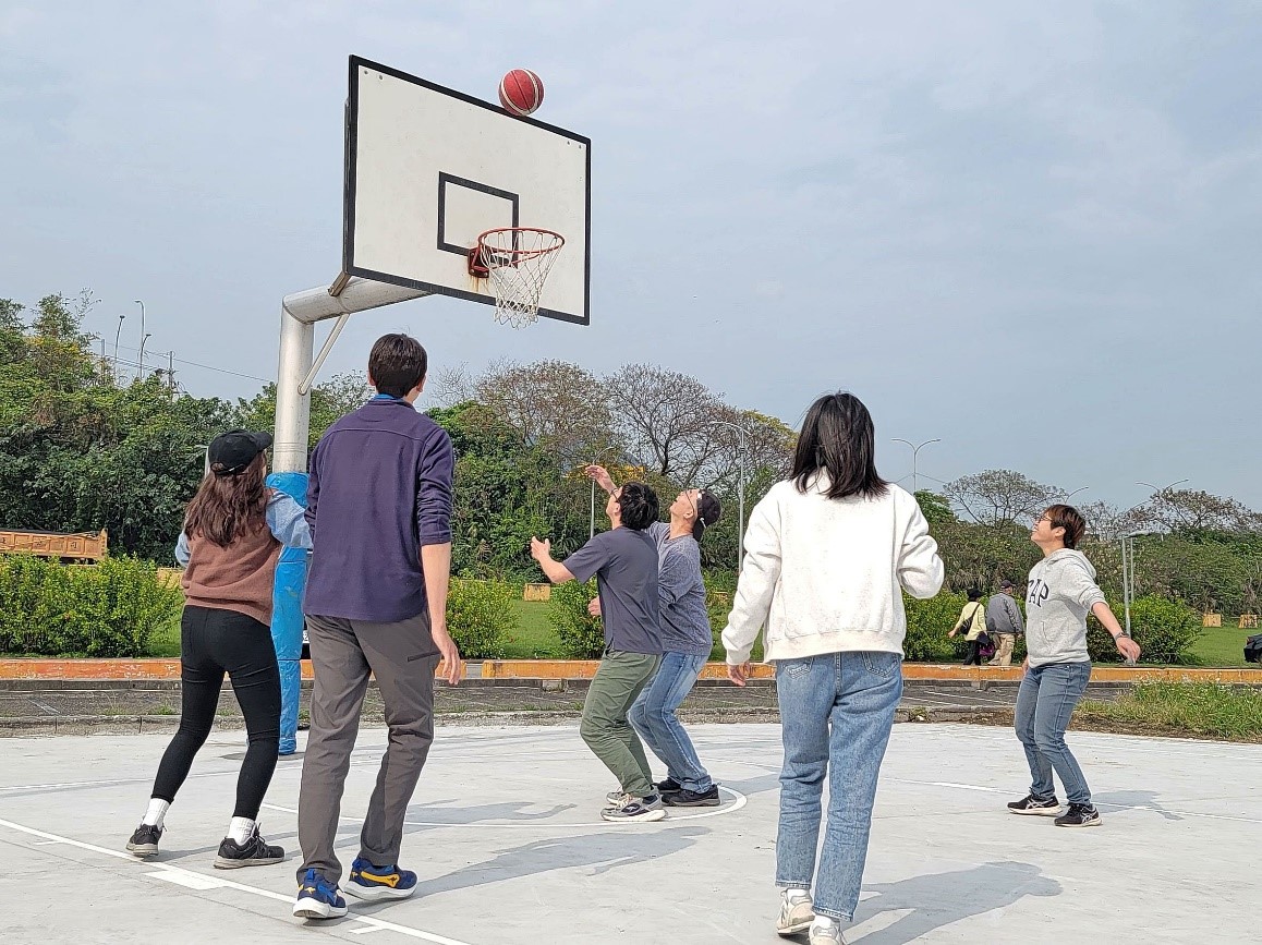 山佳篮球场改善后，平整的地坪让球友可安心从事篮球运动。图／新北高滩处提供