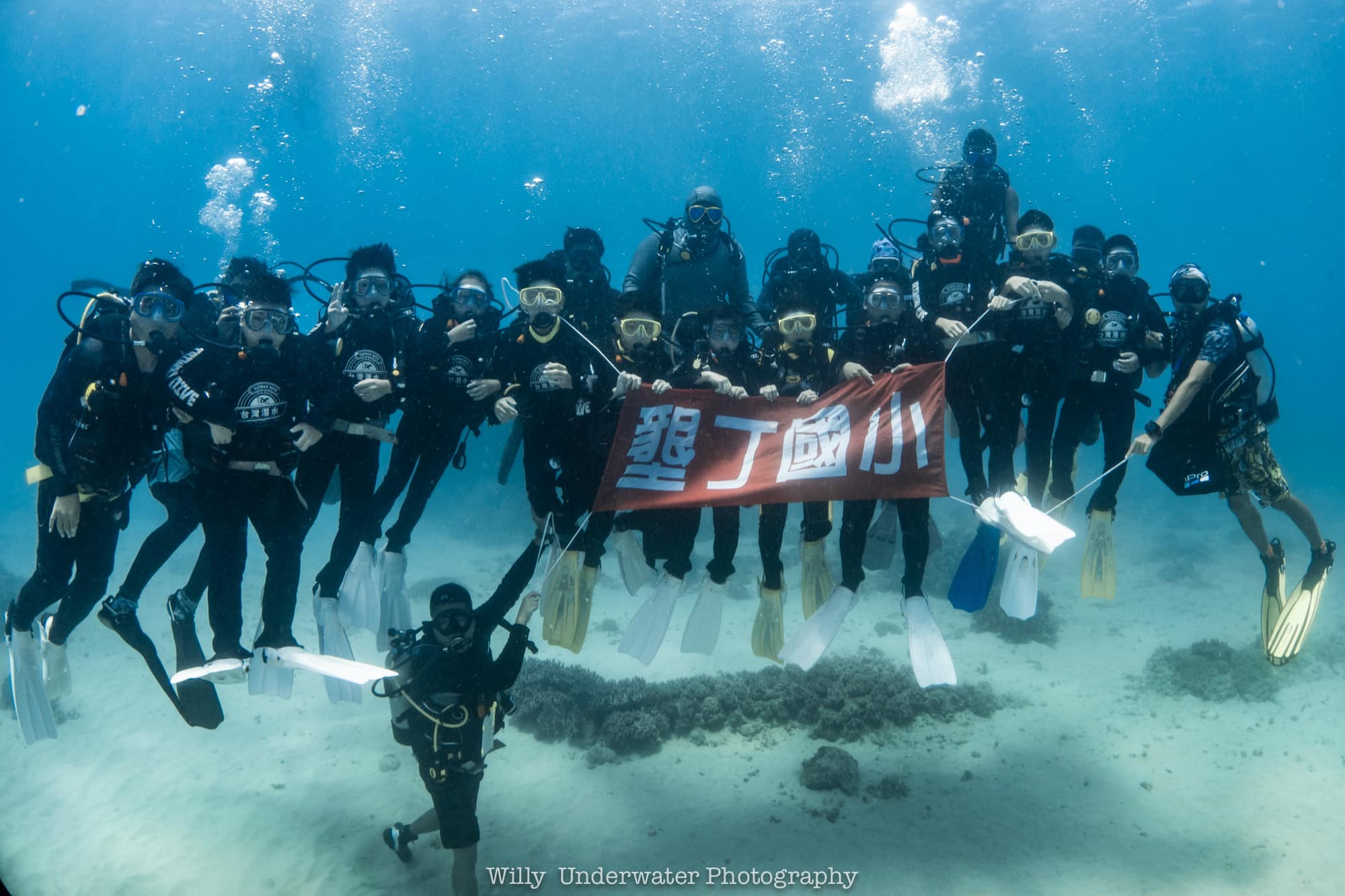 台湾潜水公司今年连续第6年免费为垦丁国小举办别开生面的海底毕业典礼外，还招募8名学童取得潜水证照组成「珊瑚保育小队」，盼成为海洋保育生力军。图／台湾潜水提供