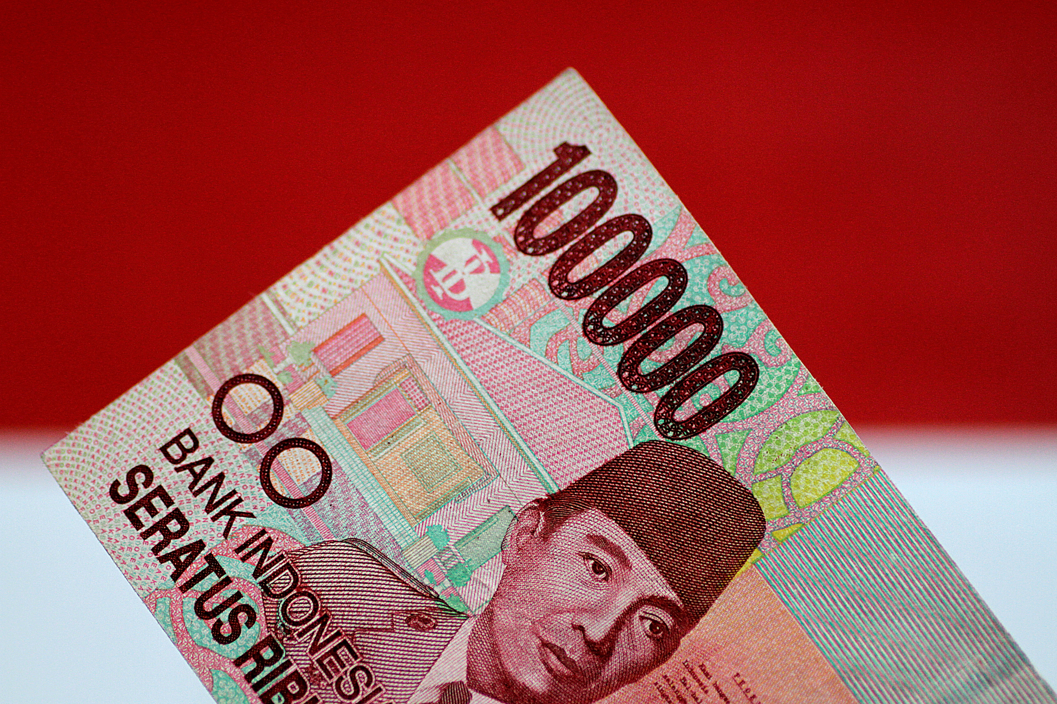印尼盾兑美元今天一度下跌近0.5%，至1美元兑15,963印尼盾，是2020年4月来最低价位。路透