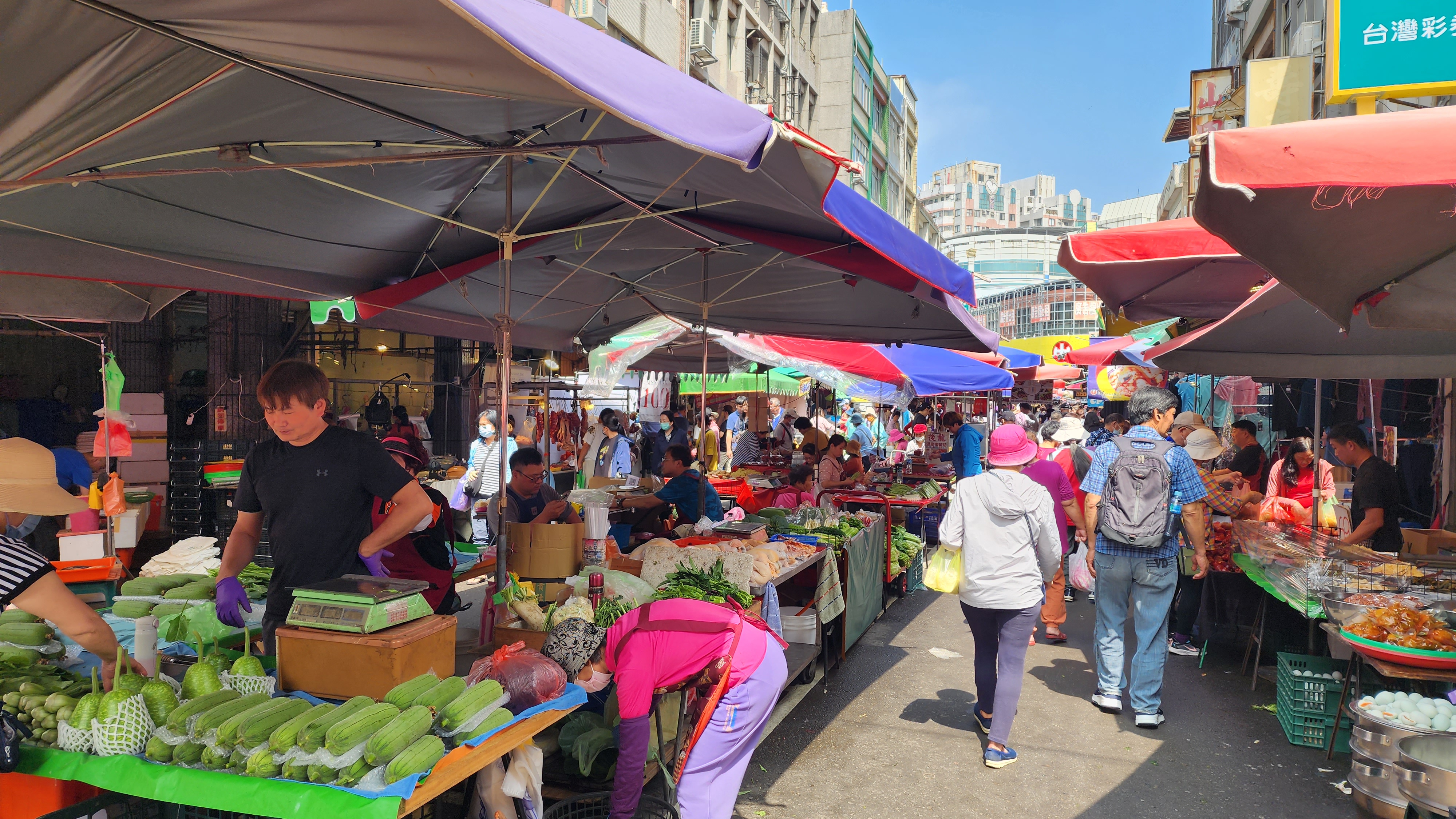 头份市中山市场沿街摊商目前营运不受影响。记者胡蓬生／摄影