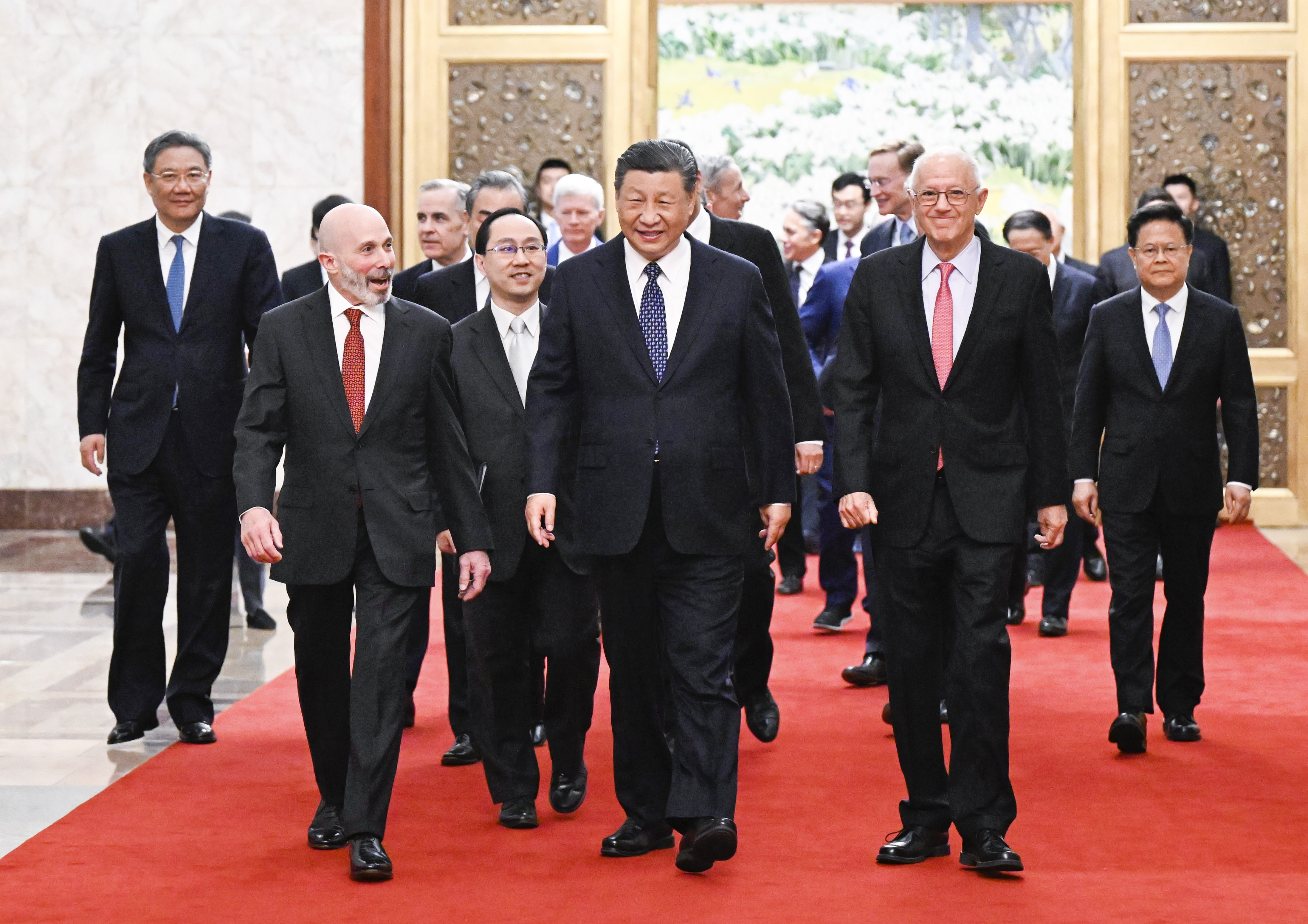 习近平27日在北京会见美国工商界代表，新华社随后连发四篇时评论述中美关系。（新华社）
