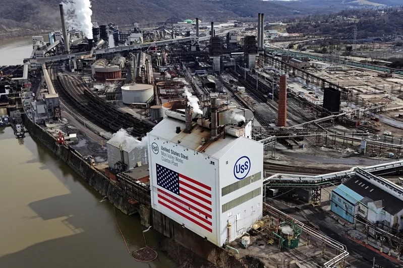 拜登反对美国钢铁公司向日本新日铁公司出售的计划。图为美国钢铁公司位于宾夕法尼亚州克莱顿的蒙谷工厂克莱顿工厂。 美联社