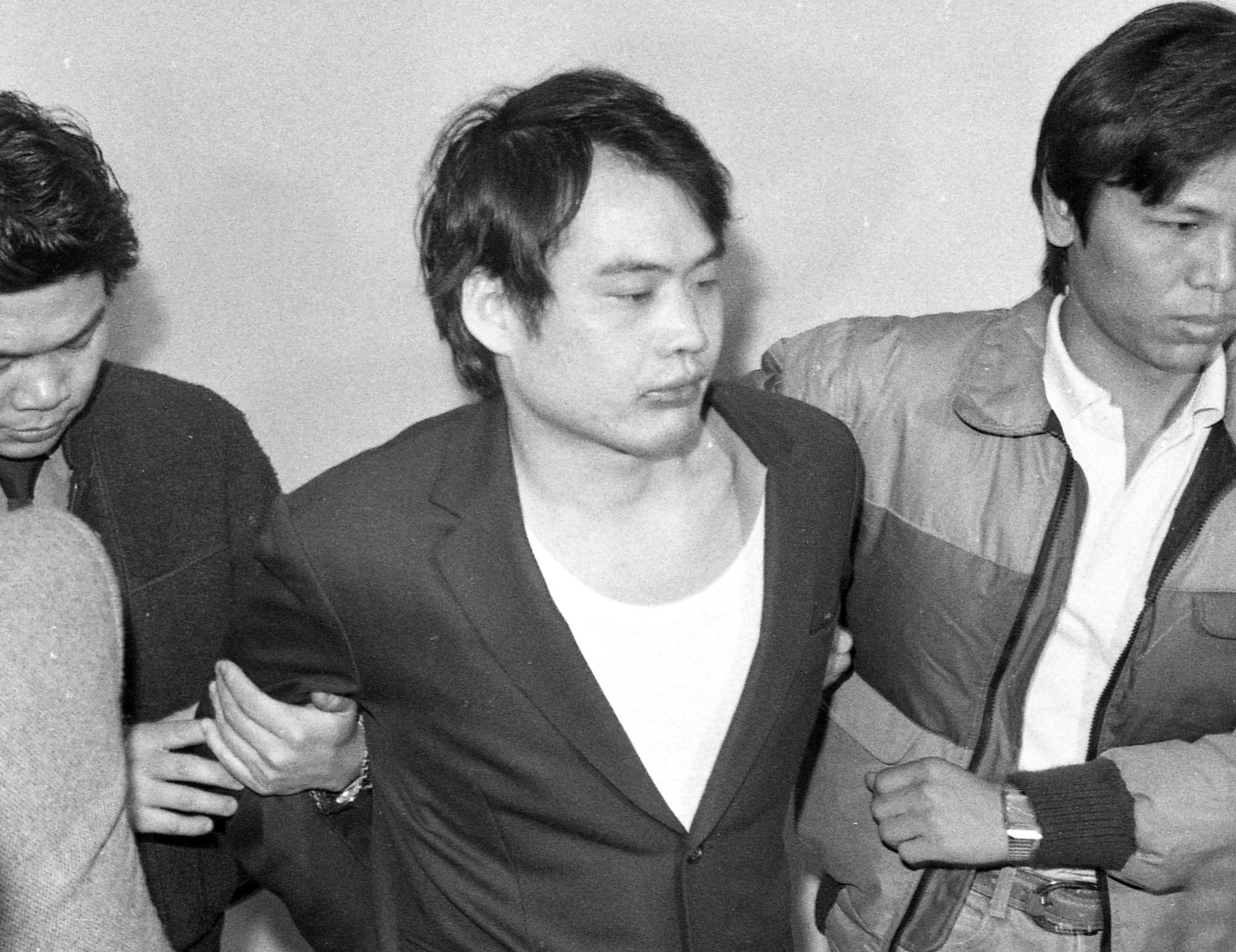 涉及多件杀人、强盗重大刑案的刘焕荣（中），1986年3月6日从日本押解回国。图／联合报系资料照片