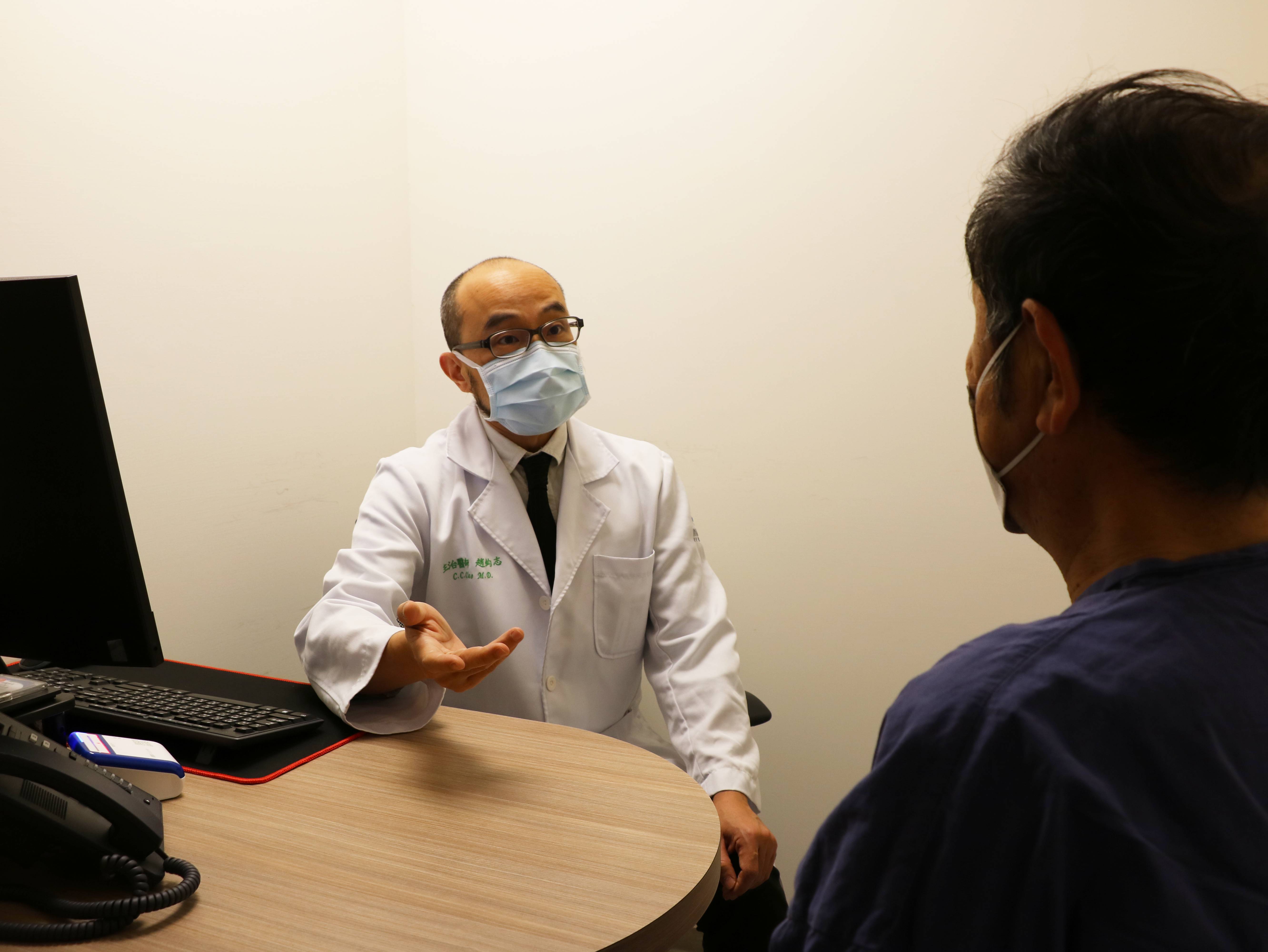 联新国际医院高压氧中心主治医师赵钧志（左）做高压氧气整合医疗，帮助中风男子术后复健进展。图／联新国际医院提供