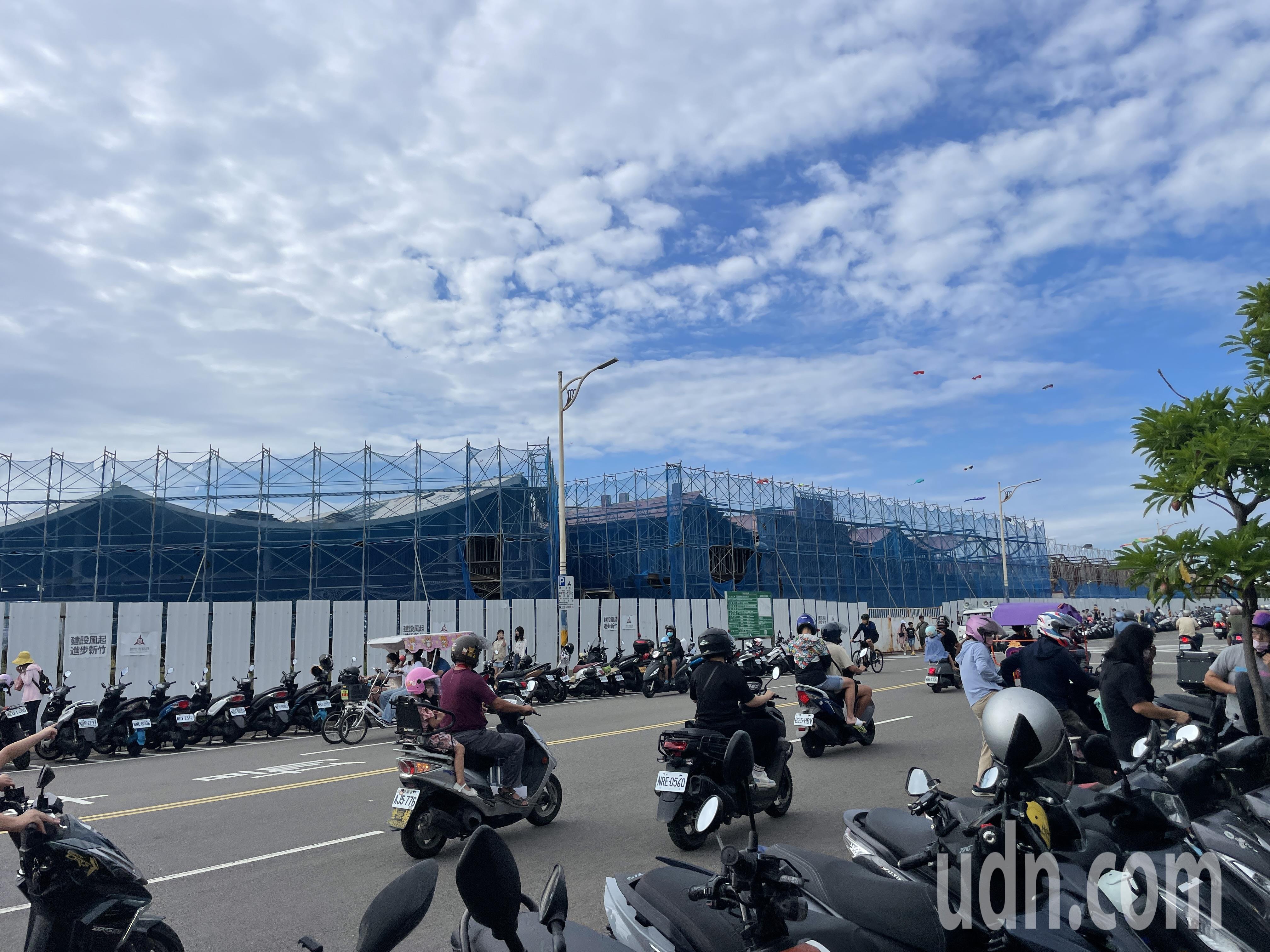 新竹渔港渔产直销中心新建工程延宕，还在施工中。记者张裕珍／摄影