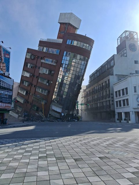 花莲民众po出惨况，大马路上的一栋大楼完全倾倒。图撷自ptt