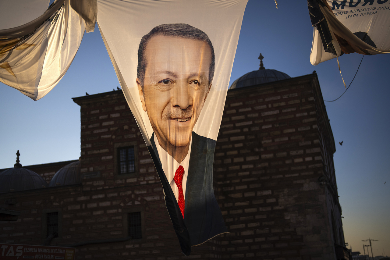 伊斯坦堡街头的厄多安横幅。厄多安选前曾声称，2024年土耳其地方选举将是他参与的最后一次选举。 图／路透社　