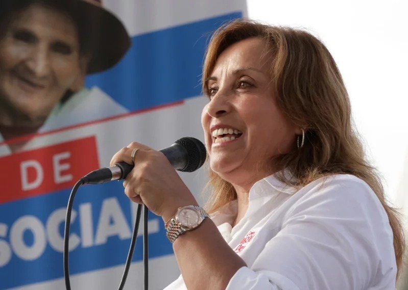 秘鲁国会今天通过对总统博鲁阿尔特（图）新内阁的关键信任投票，在她深陷「劳力士门」（Rolexgate）丑闻之际让政府得以继续执政。路透社