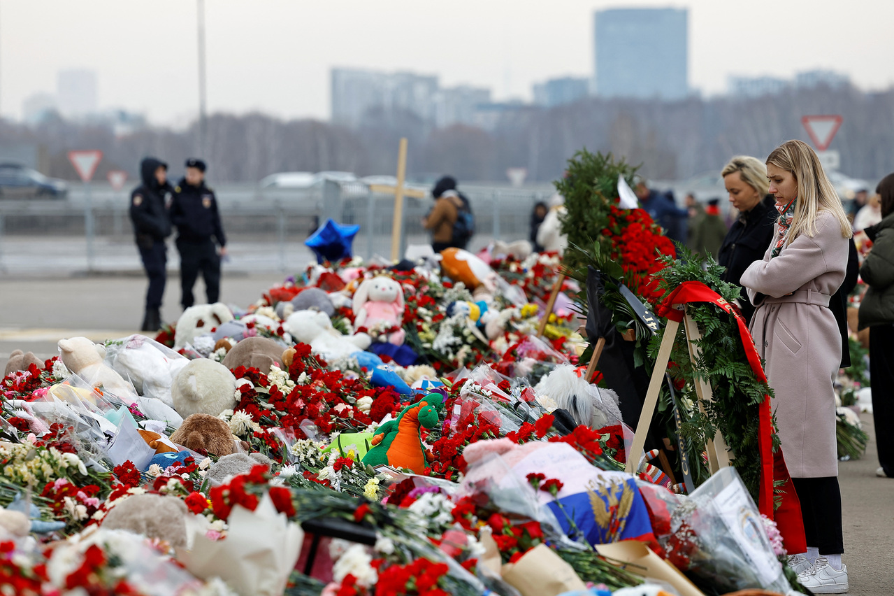 图为莫斯科民众在受恐攻音乐厅外自发献花赠礼悼念逝者。路透社