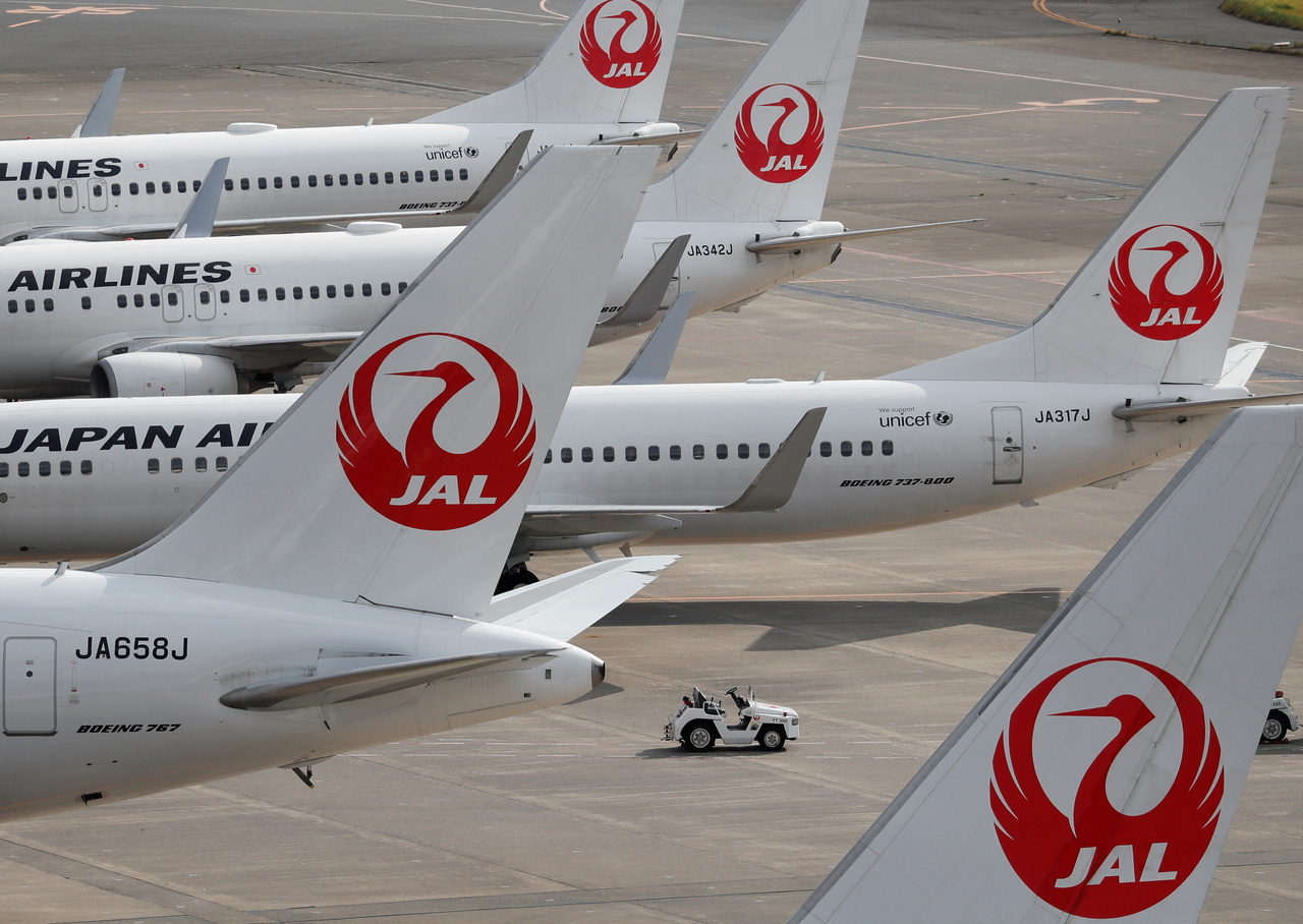 日本航空公司（Japan Airlines）一架航机今天下午从日本宫崎机场要飞往羽田机场，由于在飞行中两度遭雷击，紧急转降关西机场平安落地。路透社