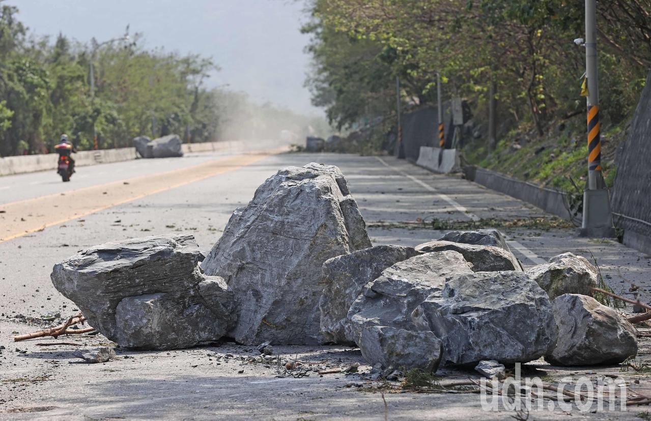 受到0403花莲大地震影响，苏花公路路段受灾状况严重，许多路段严重落石，路面开裂，场面怵目惊心。联合报记者杜建重／摄影