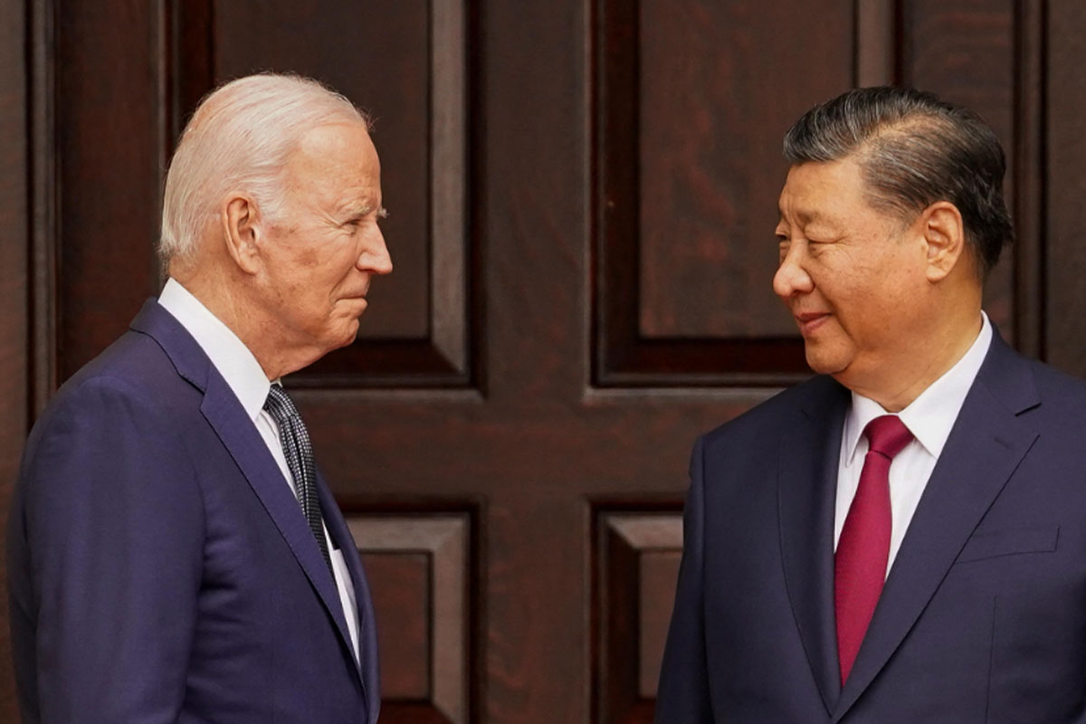 美国总统拜登（左）2日与中国大陆国家主席习近平（右）通话。（路透）
