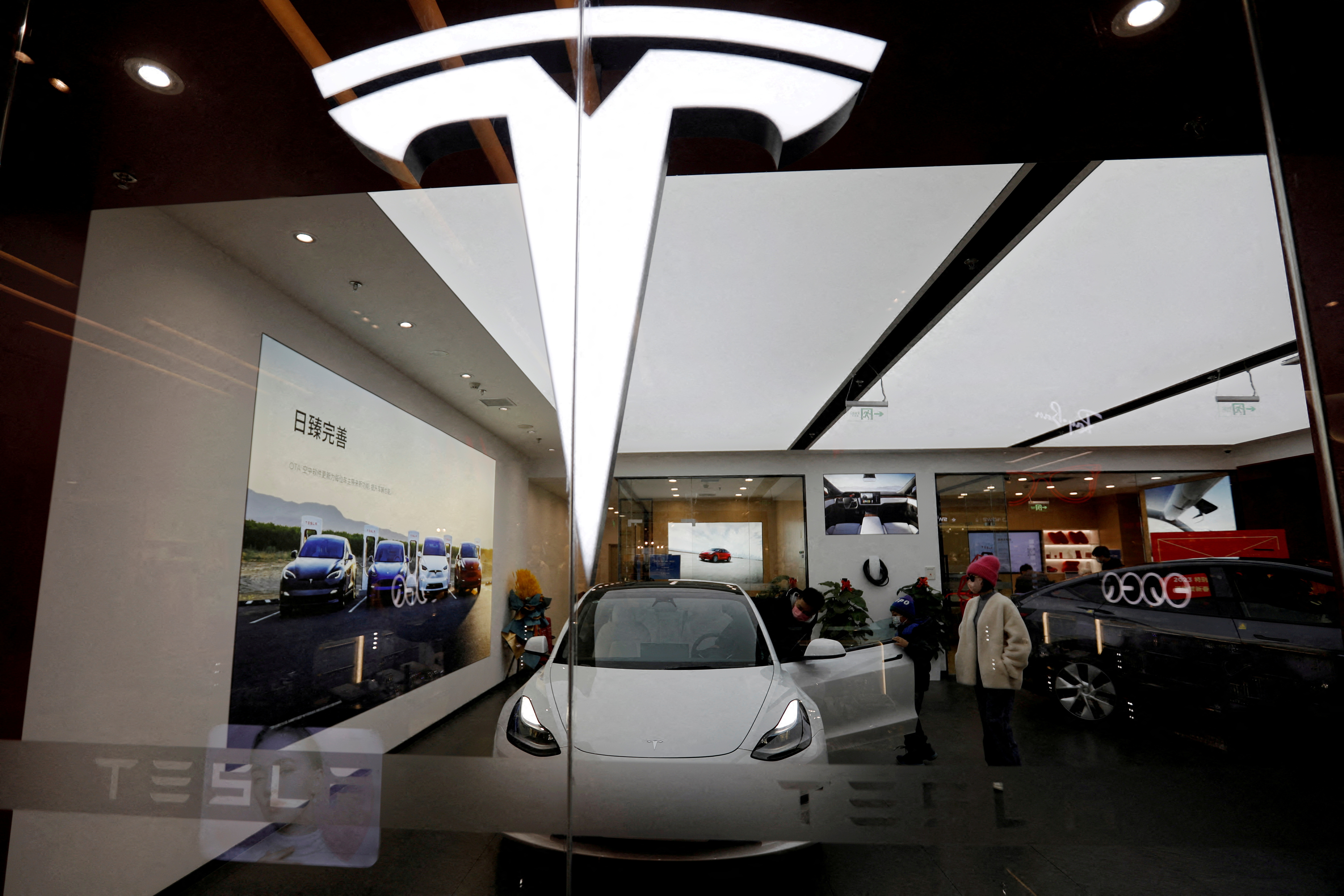 特斯拉（Tesla）大跌，因第1季交车量远逊于预期。路透