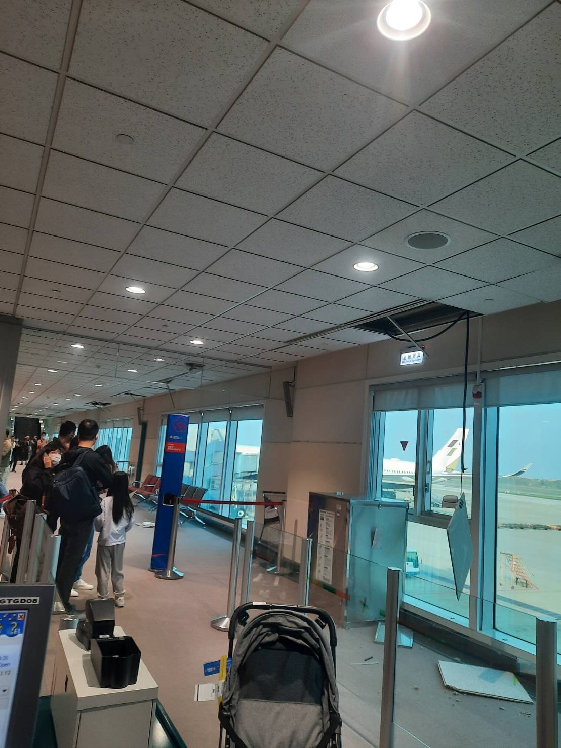 今07：58花莲县府南南东方25公里处发生芮氏规模7.2地震，桃园机场航厦内也传出天花板掉落灾情。图/读者提供