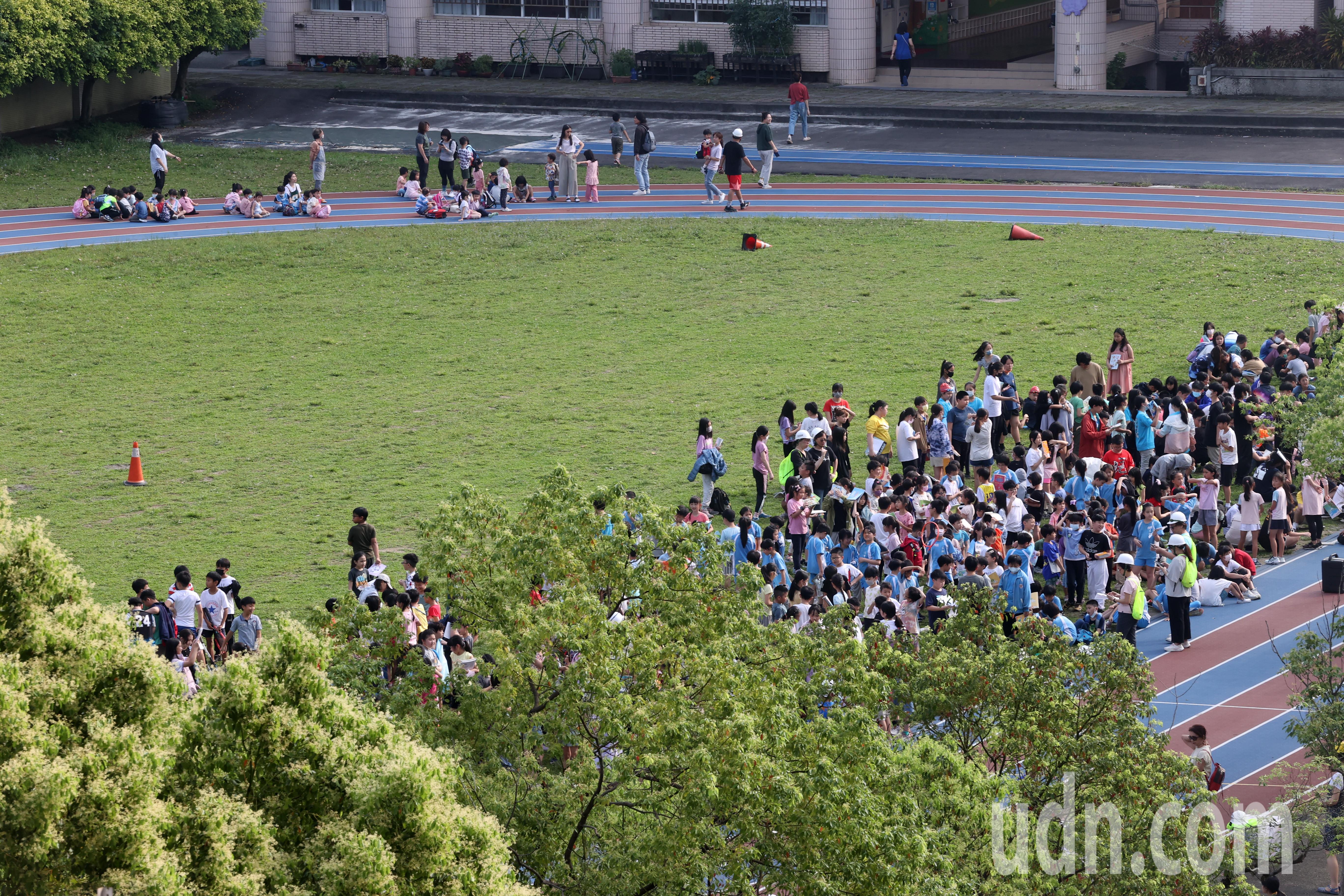 今天上午7时58分花莲发生芮氏规模7.2强震，台北市震度为4级，地震发生时大部分小朋友已经到学校上学，也立即在老师协助下，前往操场避难。记者胡经周／摄影