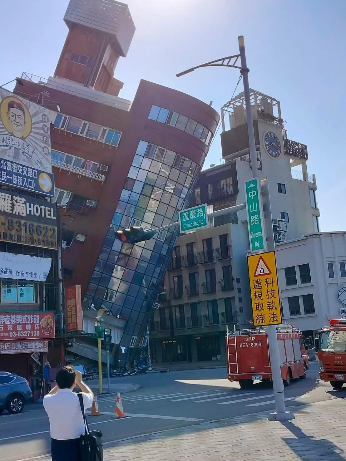 今早发生规模7.2大地震，位于花莲的一栋大楼也在此次强烈地震中倾斜。图／读者提供