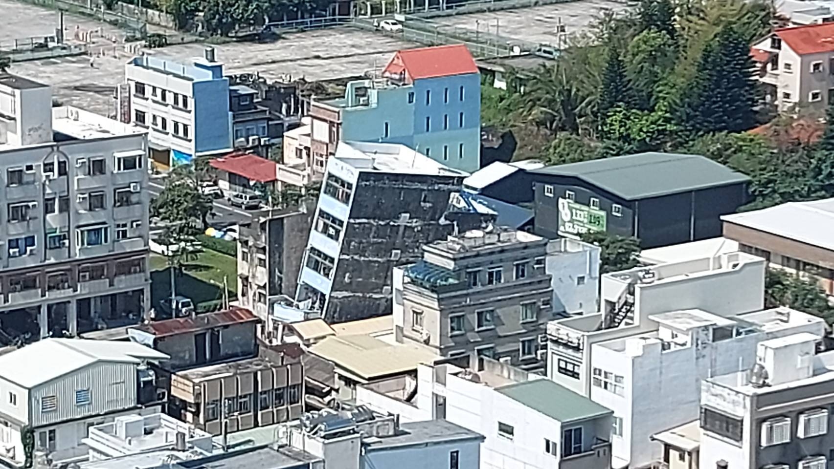 空勤总队从高空俯瞰，花莲发生的楼房倾倒画面。图/消防署提供