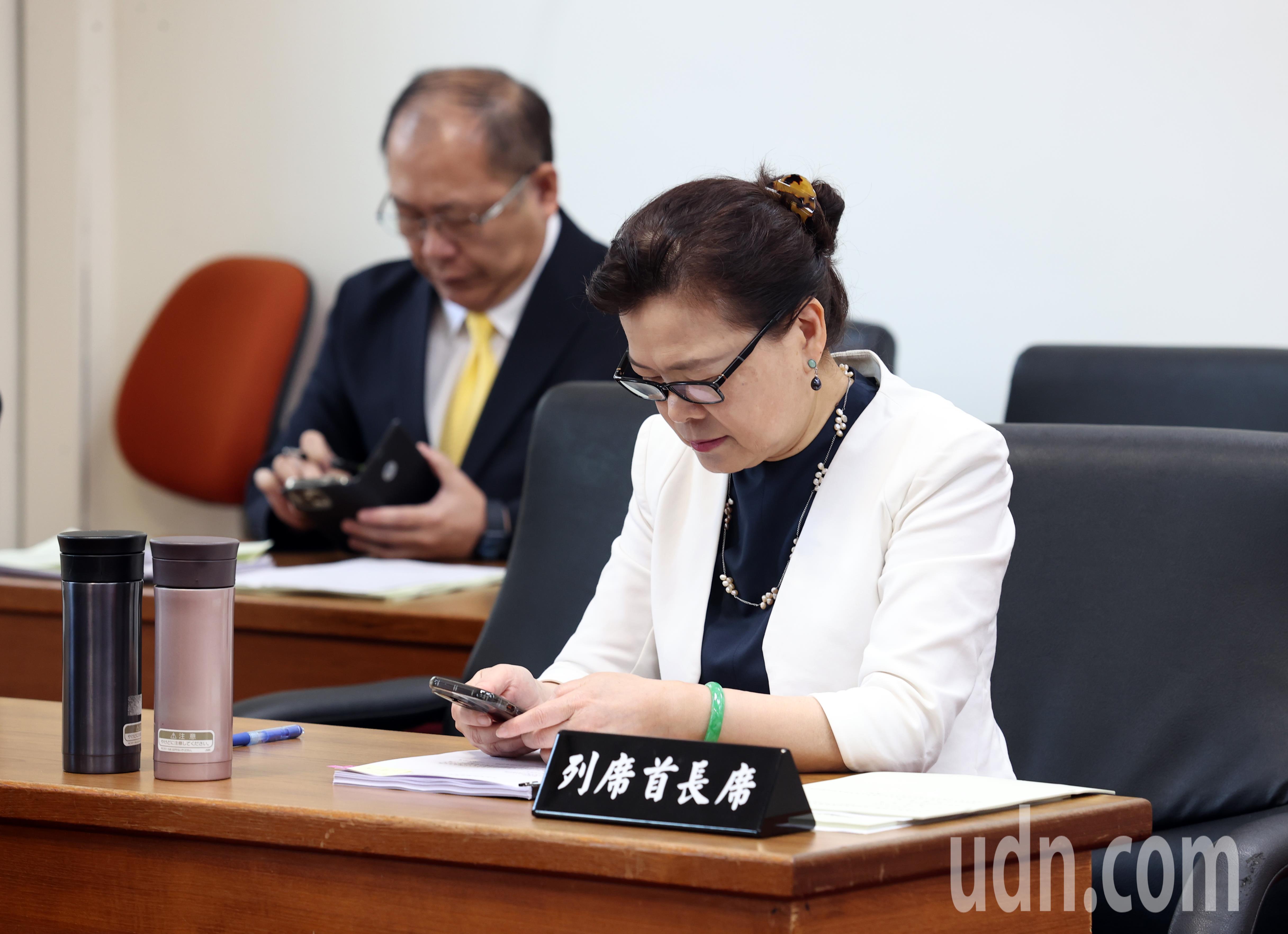 403花莲大地震，经济部长王美花（右）上午到立法院备询前，一直关注手机的讯息。记者邱德祥／摄影