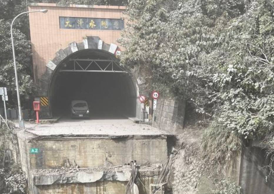 苏花路廊的大清水隧道前20公尺桥梁整个断掉，连桥基都不见，目前花莲对外铁公路都不通。图／读者提供